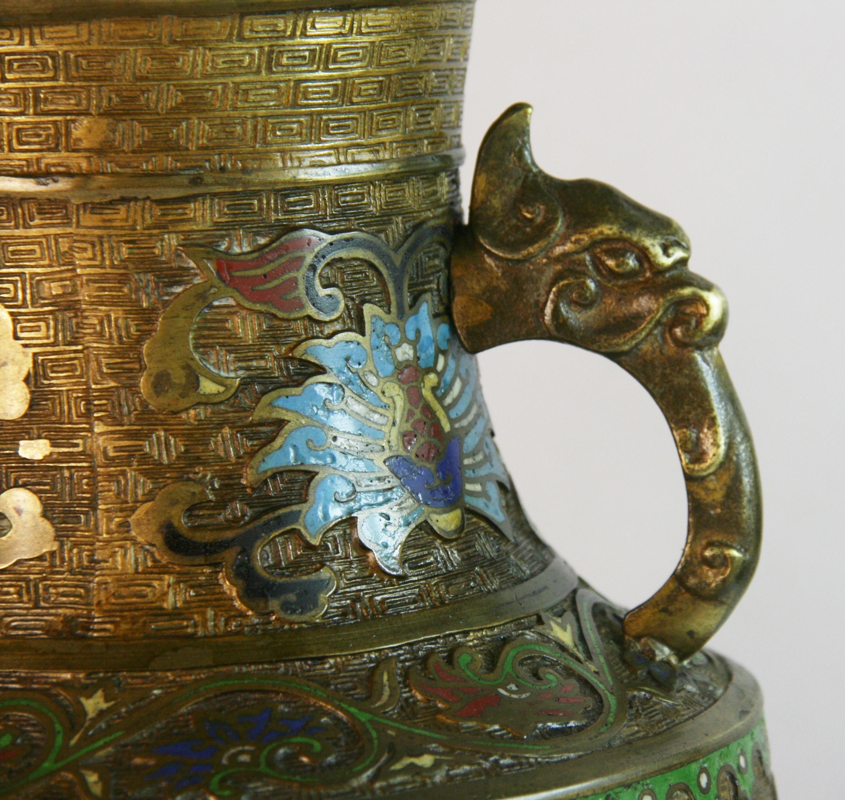 Antike chinesische Bronze Cloissone Urne im Angebot 1