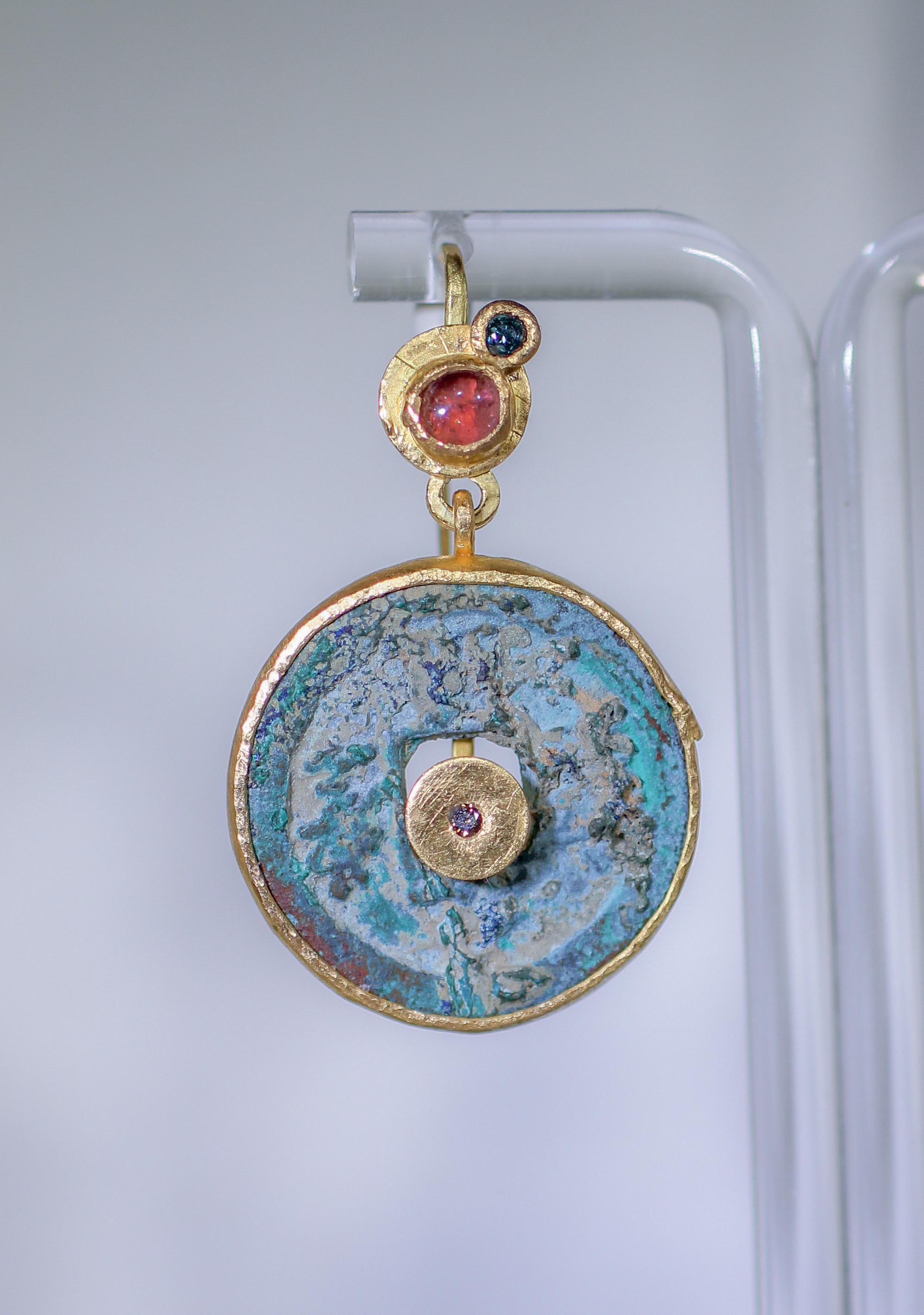 Contemporain Pendants d'oreilles chinois anciens en bronze, tourmaline, diamant et or 21-22 carats en vente