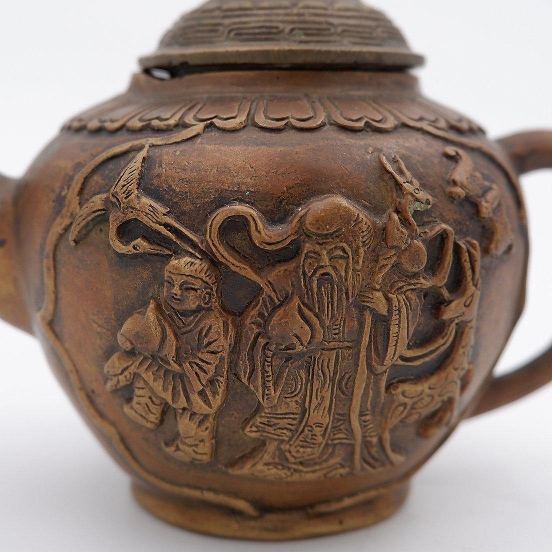 Antigua Figura Daoísta China de Bronce sobre Pequeña Tetera - Años 30 en Bueno estado para la venta en Linkebeek, BE