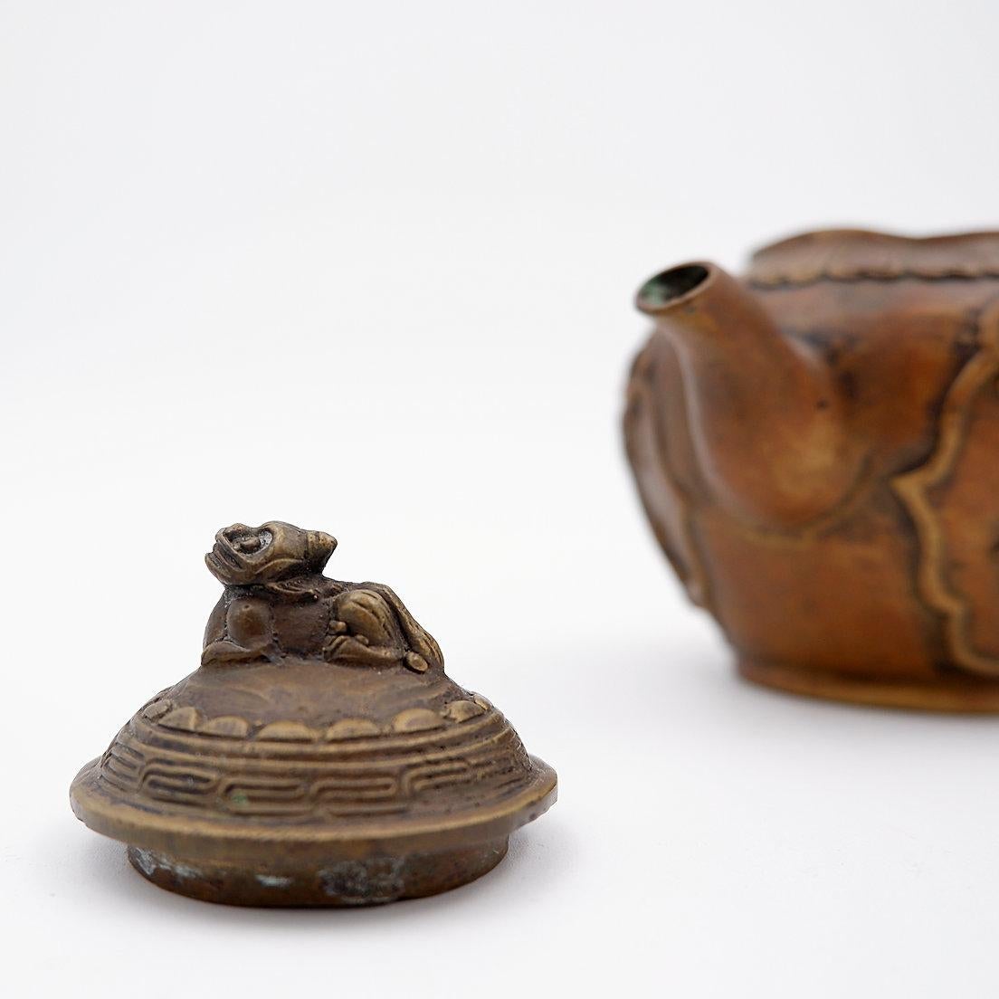 Antigua Figura Daoísta China de Bronce sobre Pequeña Tetera - Años 30 siglo XX en venta