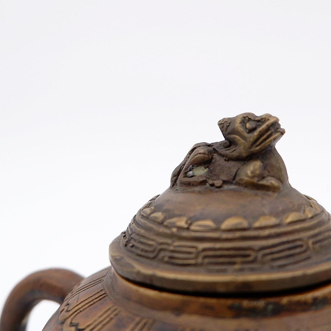 Antigua Figura Daoísta China de Bronce sobre Pequeña Tetera - Años 30 en venta 1
