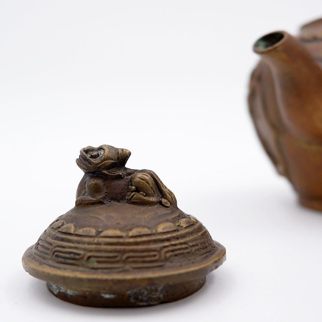 Antigua Figura Daoísta China de Bronce sobre Pequeña Tetera - Años 30 en venta 2