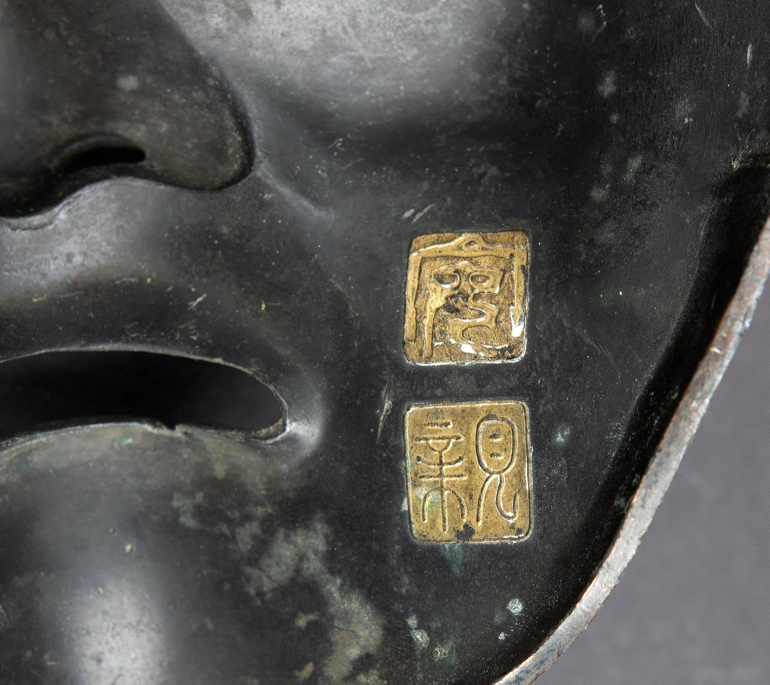 Antike chinesische Bronze-Gesichtsmaske, signiert im Zustand „Gut“ im Angebot in Rochester, NY