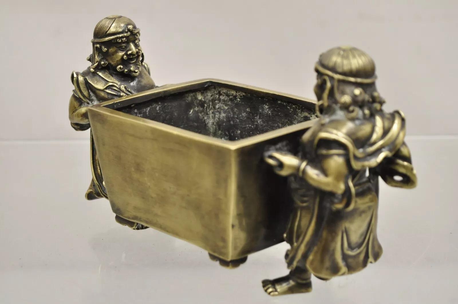 Encensoir Figural Chinois Ancien en Bronze Ming Xuande Marque Ming à Qing. L'article représente deux serviteurs transportant une jardinière, signé en dessous, les hommes rient entre eux sous l'effort. On pense qu'il date de la fin du 19e siècle,