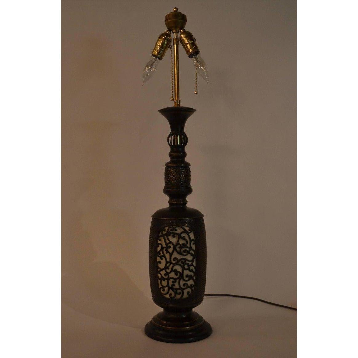 Chinois Lampe à lanterne chinoise ancienne en bronze en vente