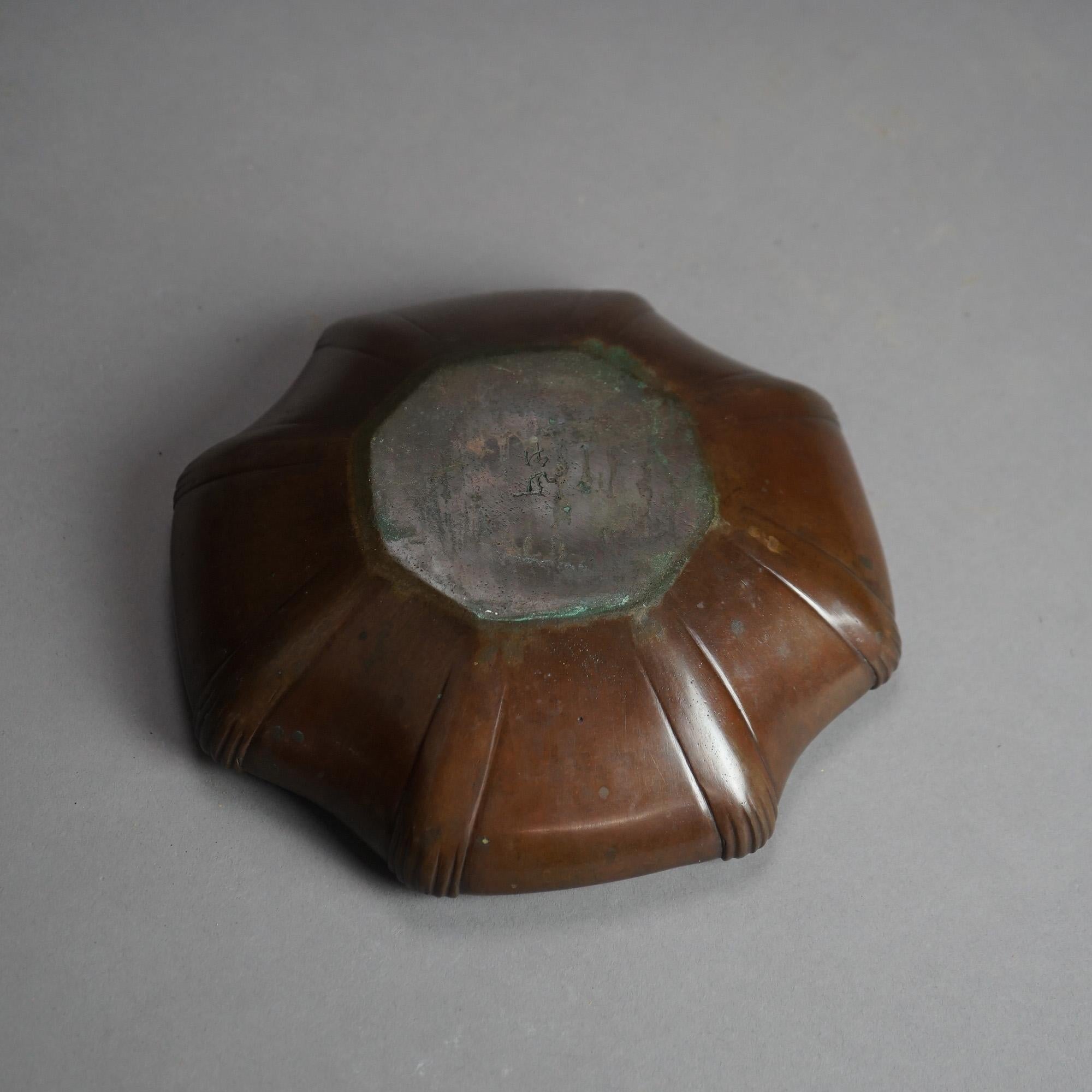 Antike chinesische niedrige Schale aus Bronze, signiert, um 1900 im Zustand „Gut“ im Angebot in Big Flats, NY