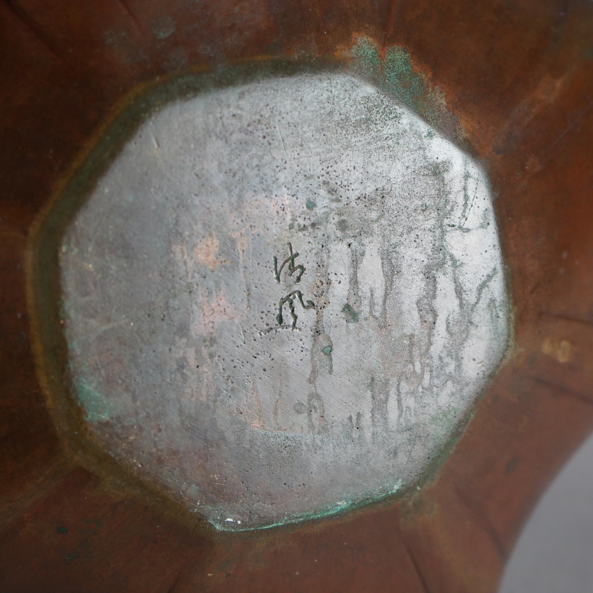 Antiguo cuenco bajo chino de bronce, firmado, circa 1900 siglo XX en venta