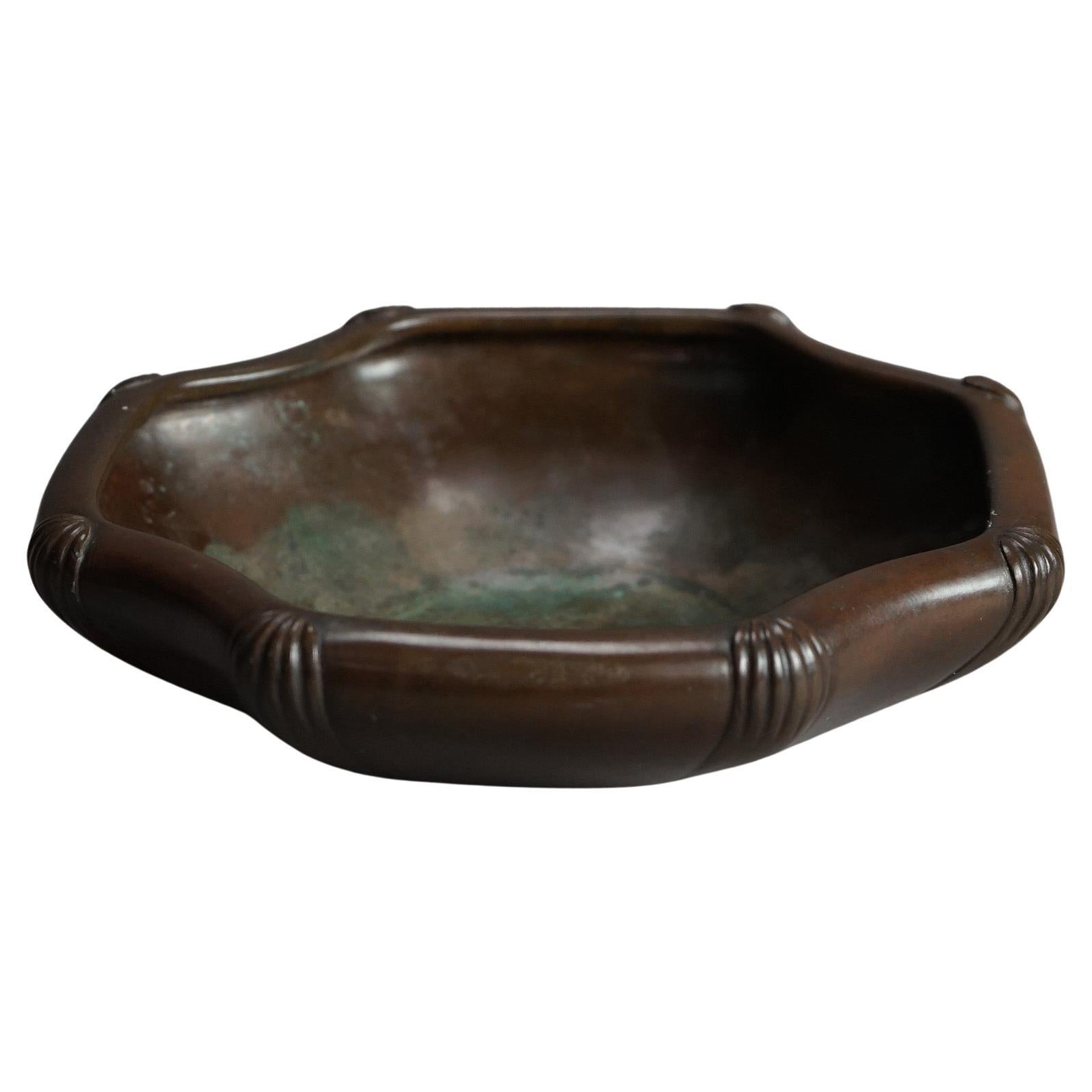 Antike chinesische niedrige Schale aus Bronze, signiert, um 1900 im Angebot