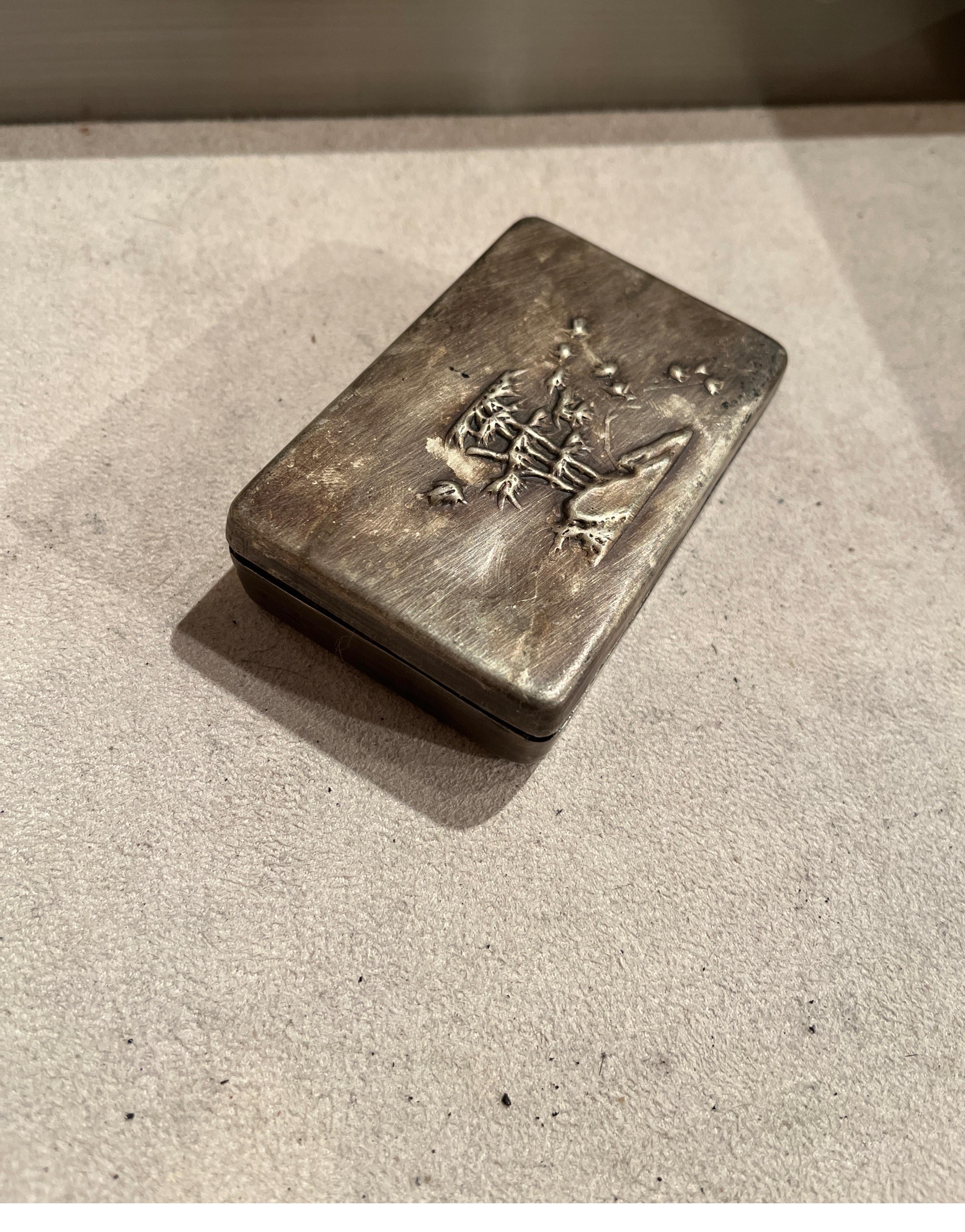 Boîte à encre chinoise ancienne en bronze repoussé en vente 4
