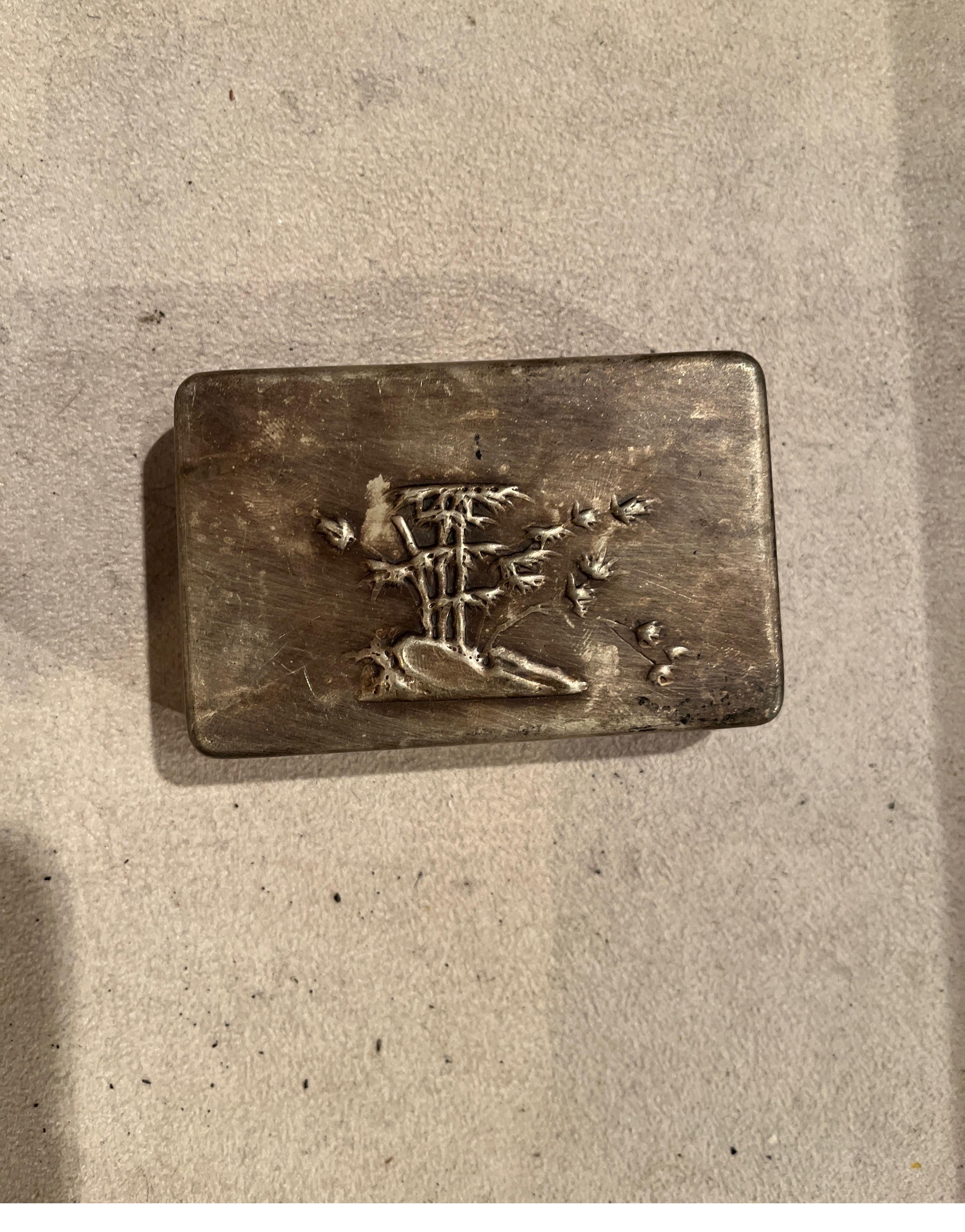 Boîte à encre chinoise ancienne en bronze repoussé Bon état - En vente à New York, NY