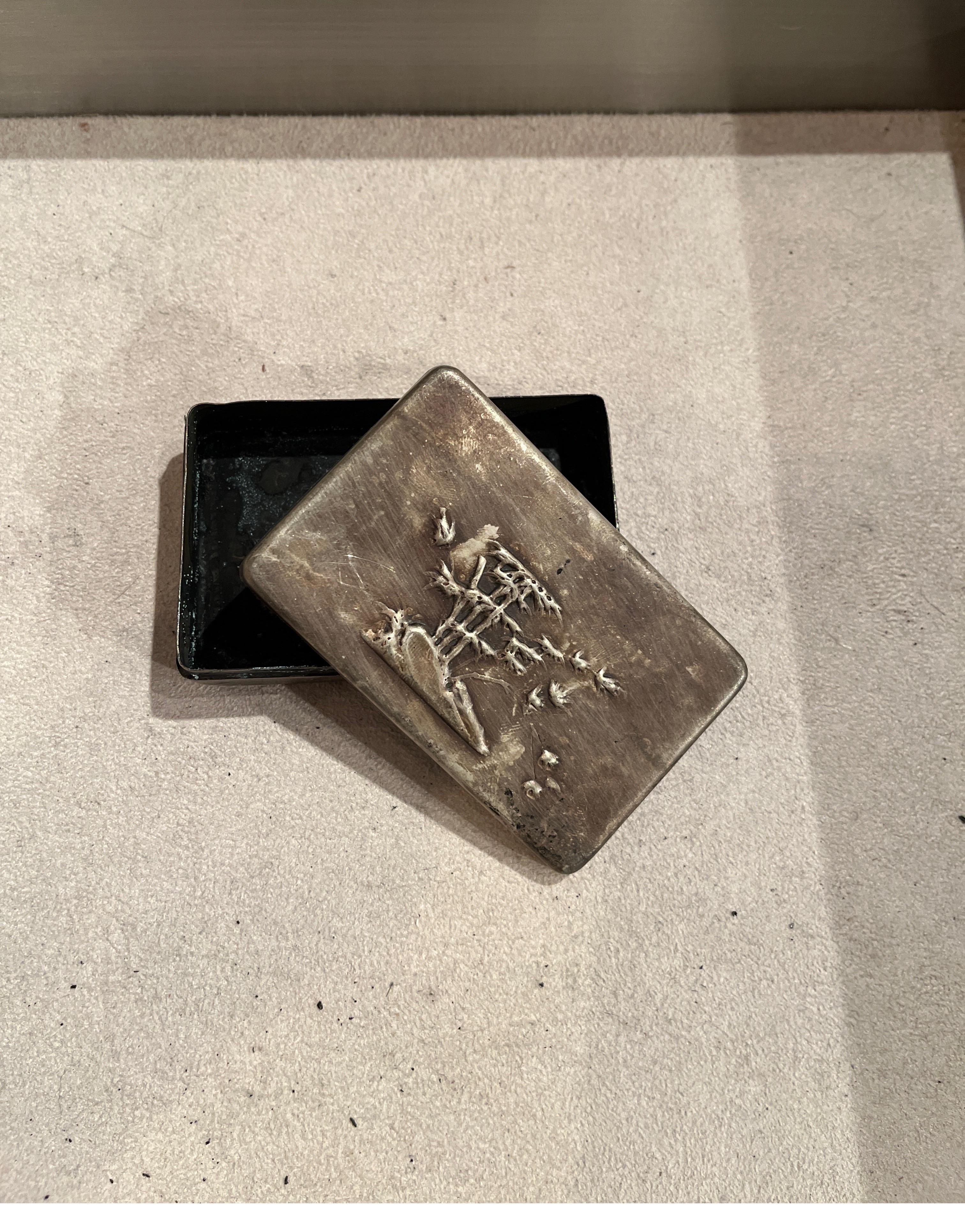 Boîte à encre chinoise ancienne en bronze repoussé en vente 2