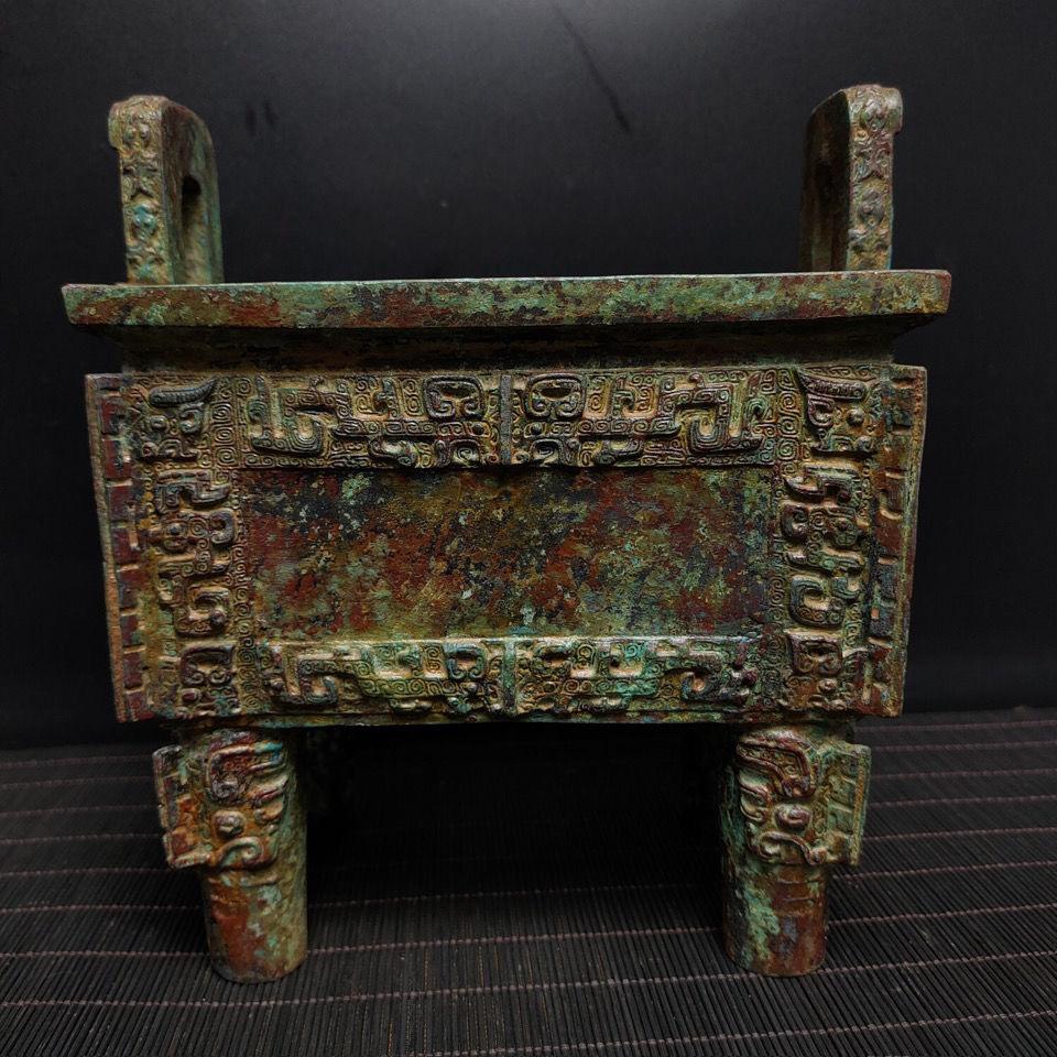 Diese antike chinesische Bronze Square Kessel Ding ist sehr selten und besonders. Das Ding ist ein Symbol für Macht und Status. Er wurde zunächst zum Kochen von Speisen und später hauptsächlich für Rituale und Bankette verwendet. Es ist eines der