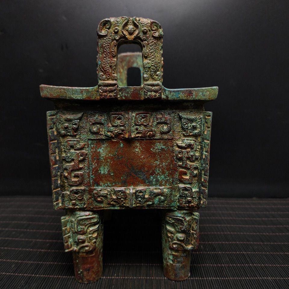 Antique Chinese Bronze Square Pot Ding  In Good Condition For Sale In 景德镇市, CN