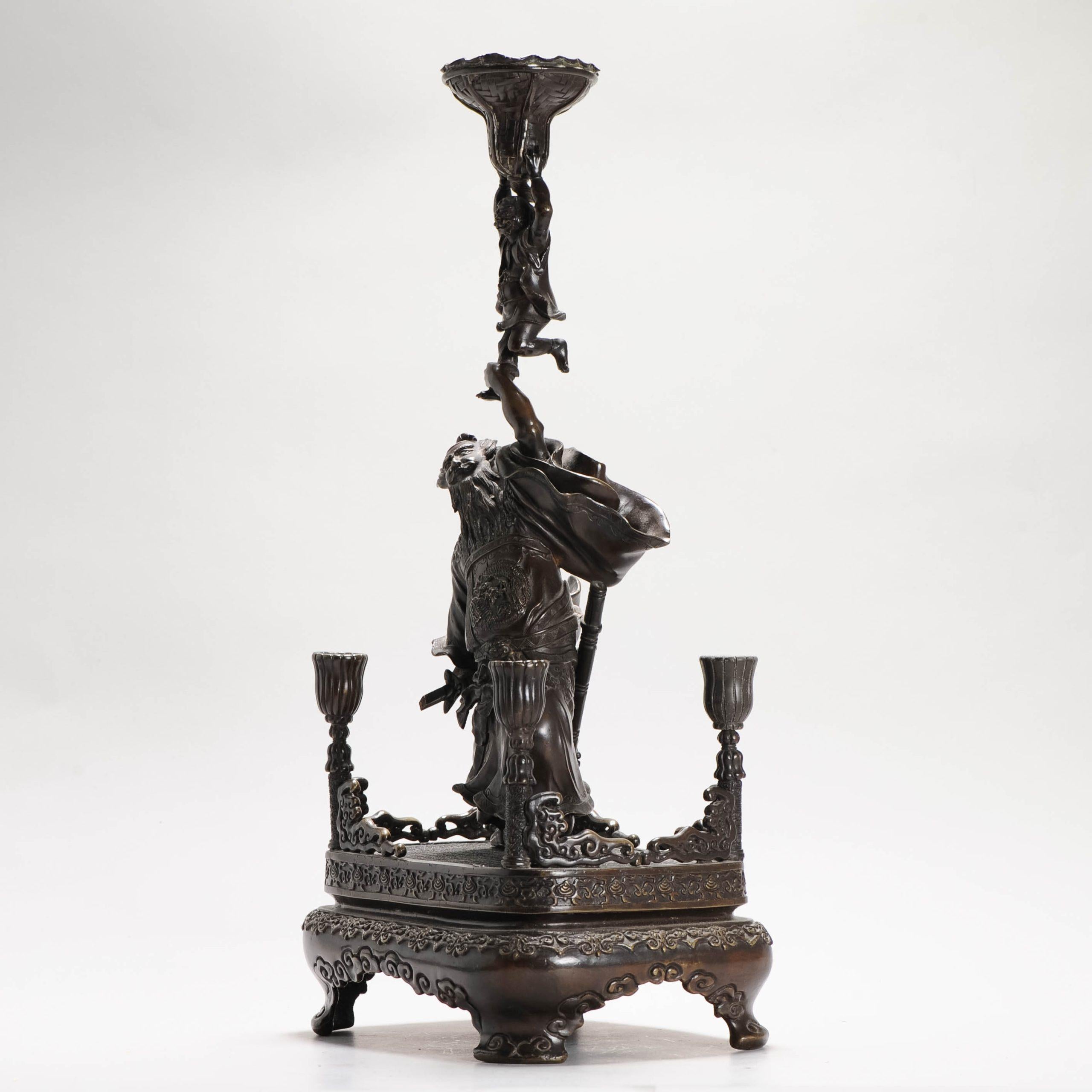 Antiker chinesischer Bronzestatuen-Kerzenhalter China Zhong Kui und Kind, 19. Jahrhundert, China im Angebot 4
