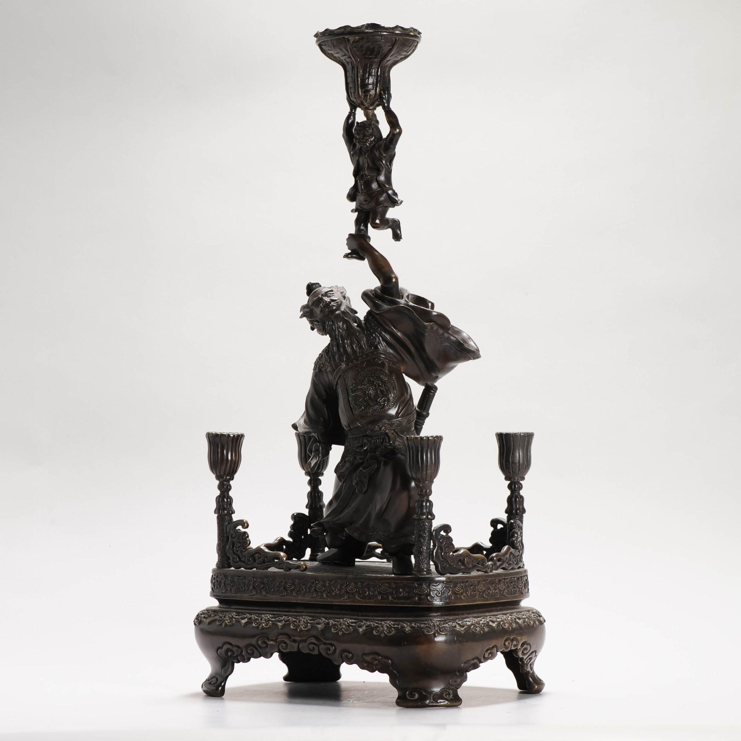 Antiker chinesischer Bronzestatuen-Kerzenhalter China Zhong Kui und Kind, 19. Jahrhundert, China im Angebot 5
