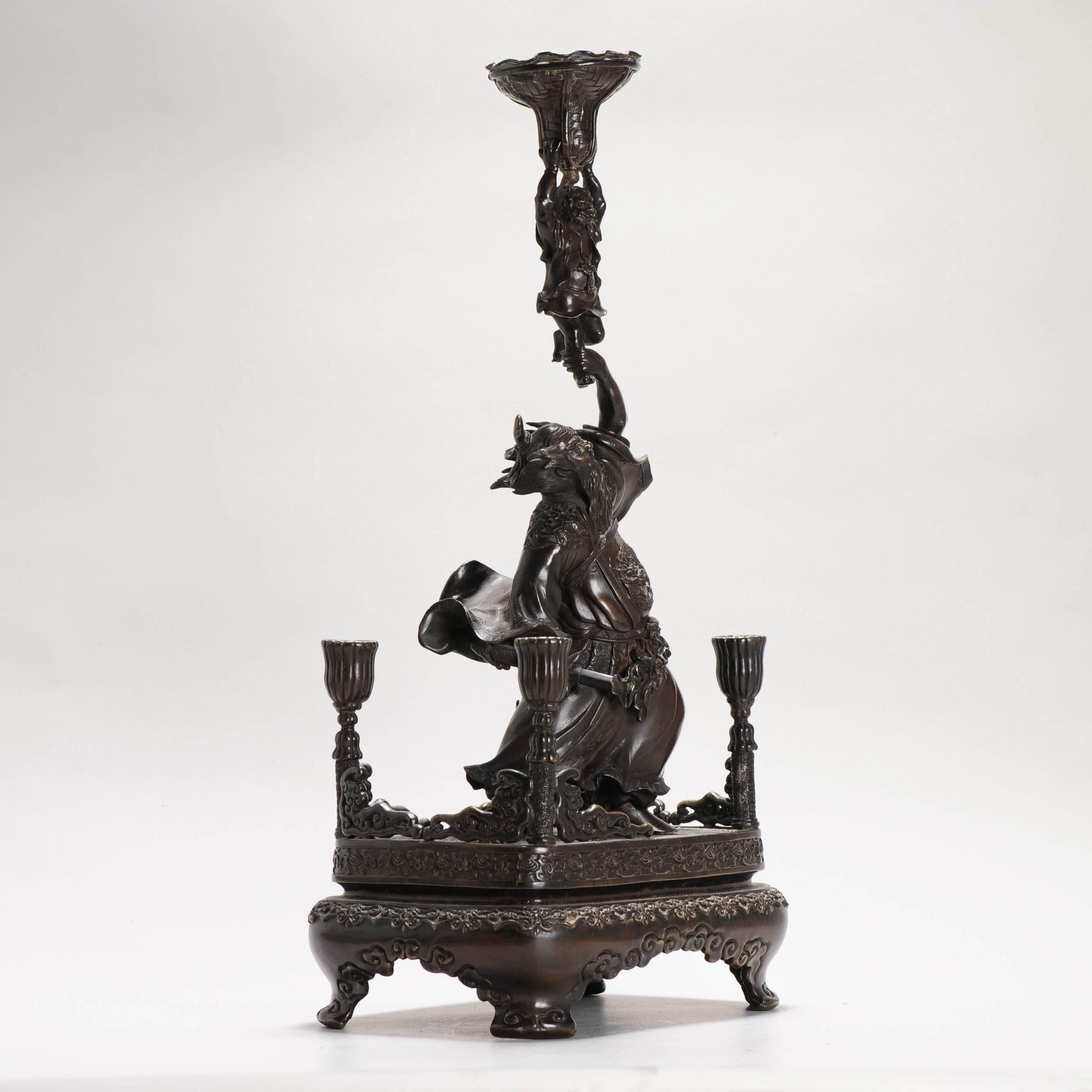 Antiker chinesischer Bronzestatuen-Kerzenhalter China Zhong Kui und Kind, 19. Jahrhundert, China im Angebot 6