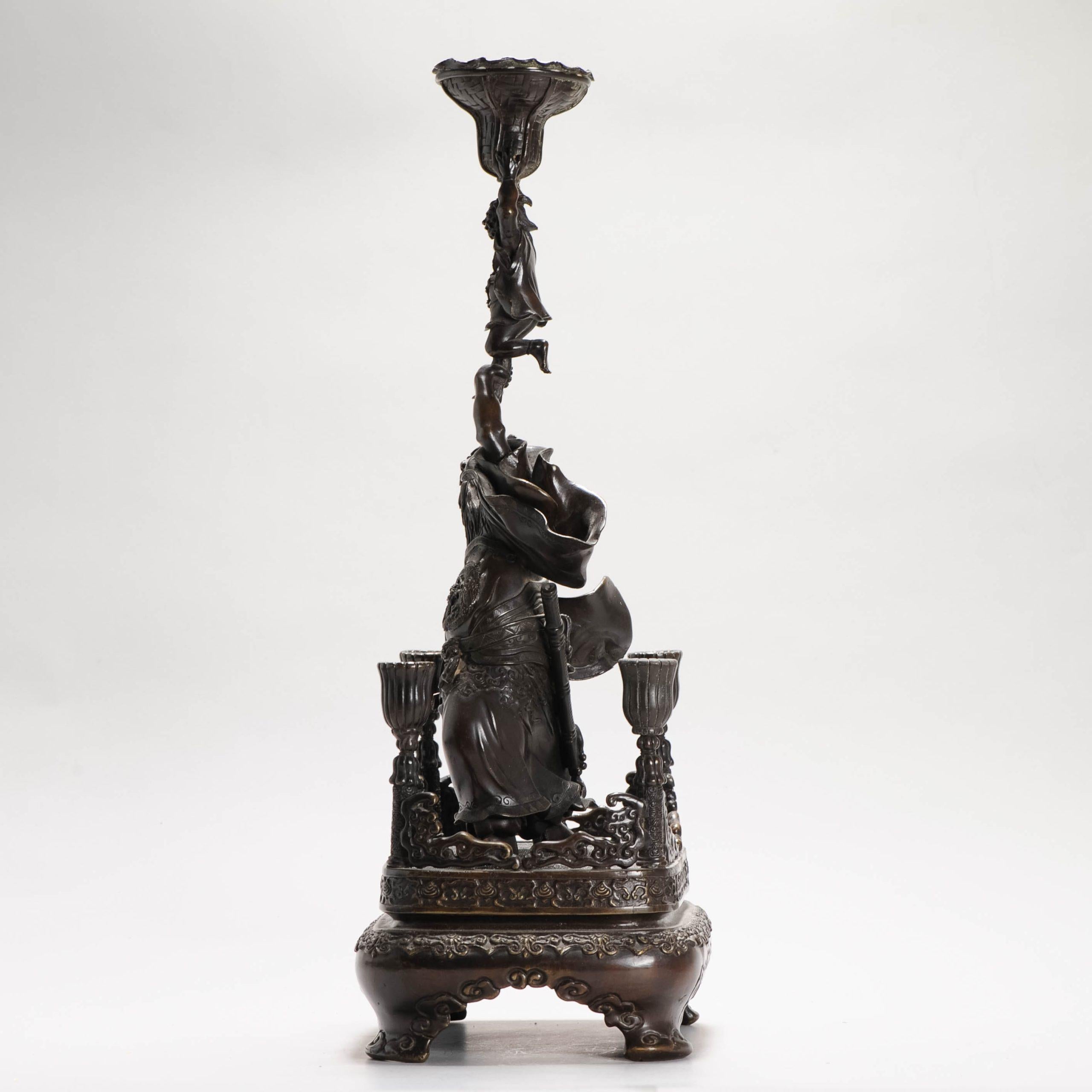 Antiker chinesischer Bronzestatuen-Kerzenhalter China Zhong Kui und Kind, 19. Jahrhundert, China im Angebot 9