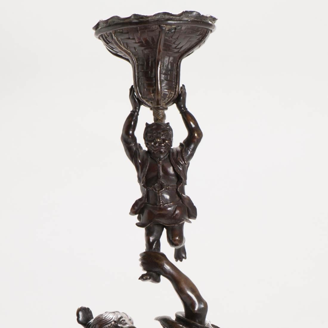Antiker chinesischer Bronzestatuen-Kerzenhalter China Zhong Kui und Kind, 19. Jahrhundert, China im Angebot 10
