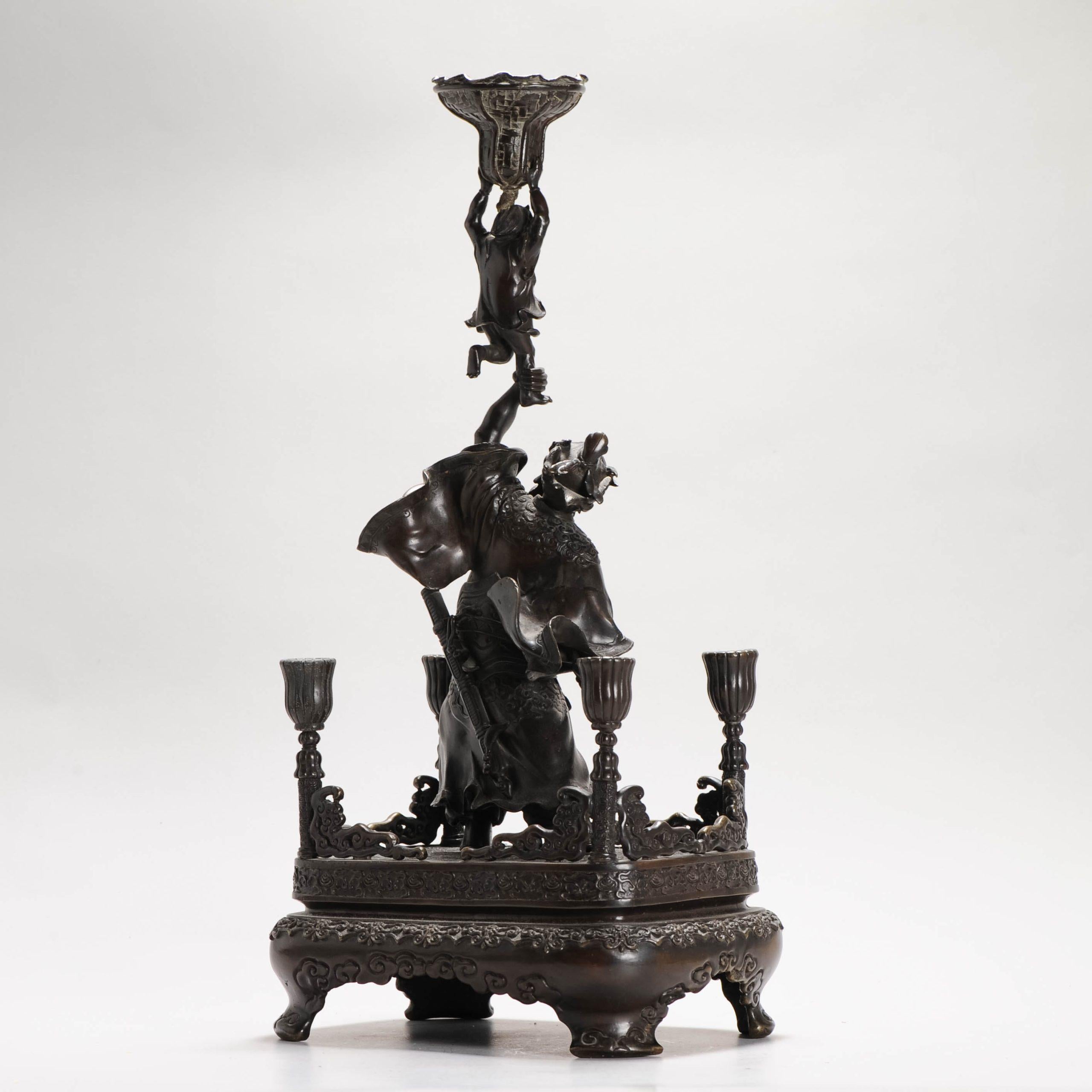 Antiker chinesischer Bronzestatuen-Kerzenhalter China Zhong Kui und Kind, 19. Jahrhundert, China im Angebot 11