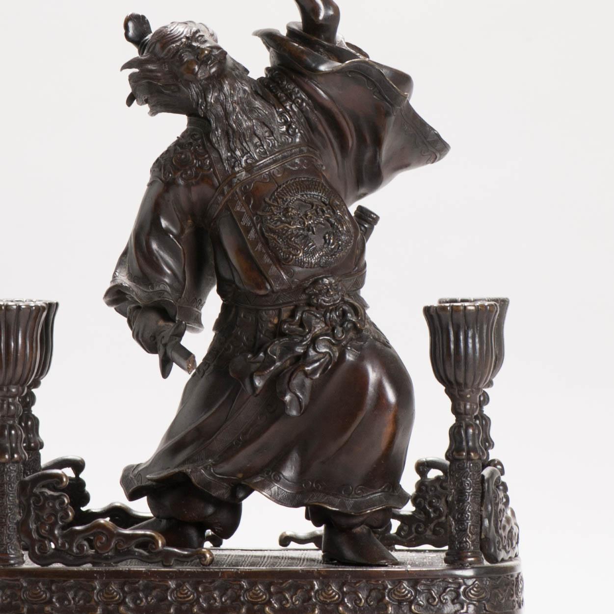 Antiker chinesischer Bronzestatuen-Kerzenhalter China Zhong Kui und Kind, 19. Jahrhundert, China im Angebot 14