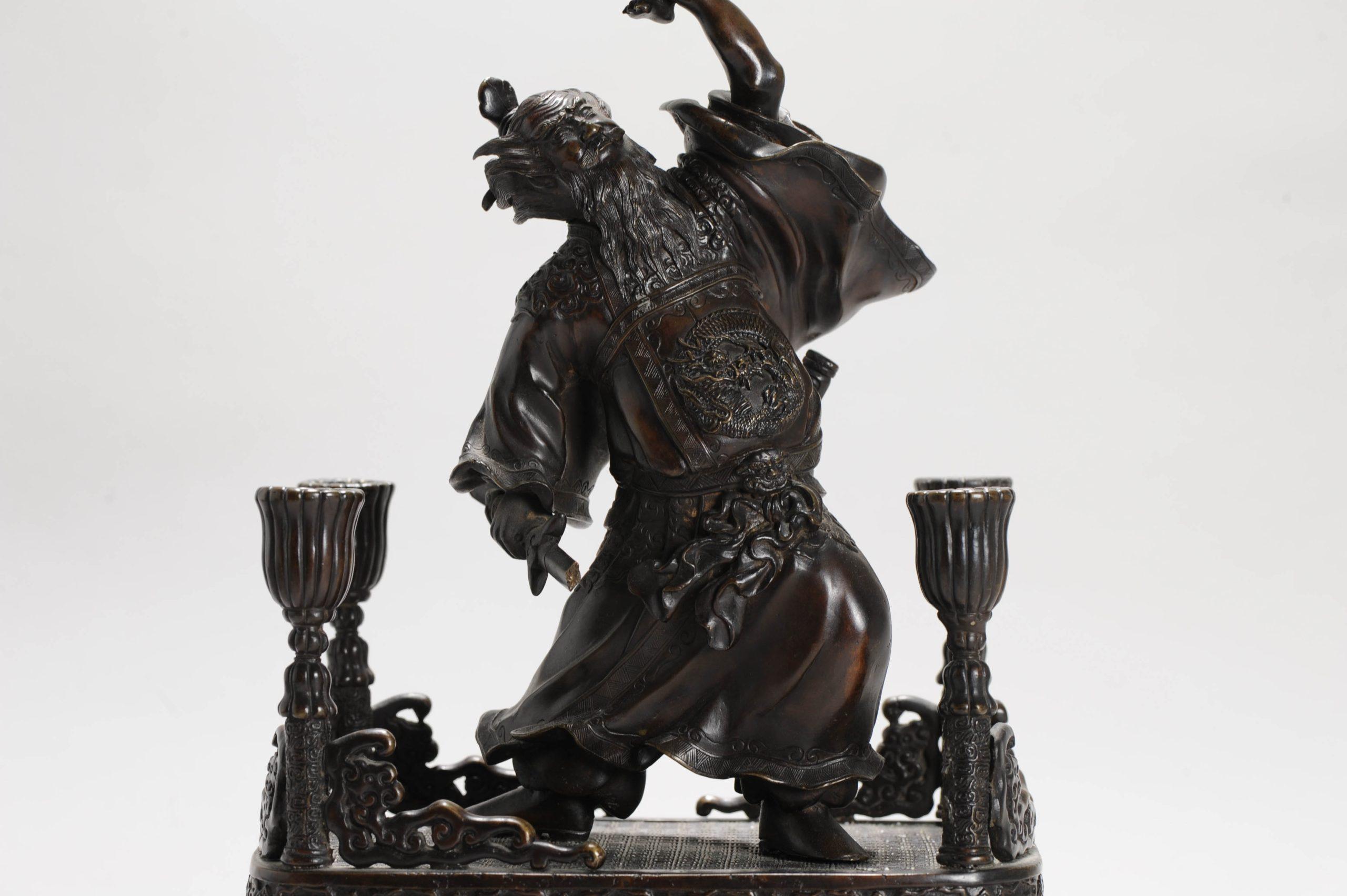 Antiker chinesischer Bronzestatuen-Kerzenhalter China Zhong Kui und Kind, 19. Jahrhundert, China (Chinesisch) im Angebot