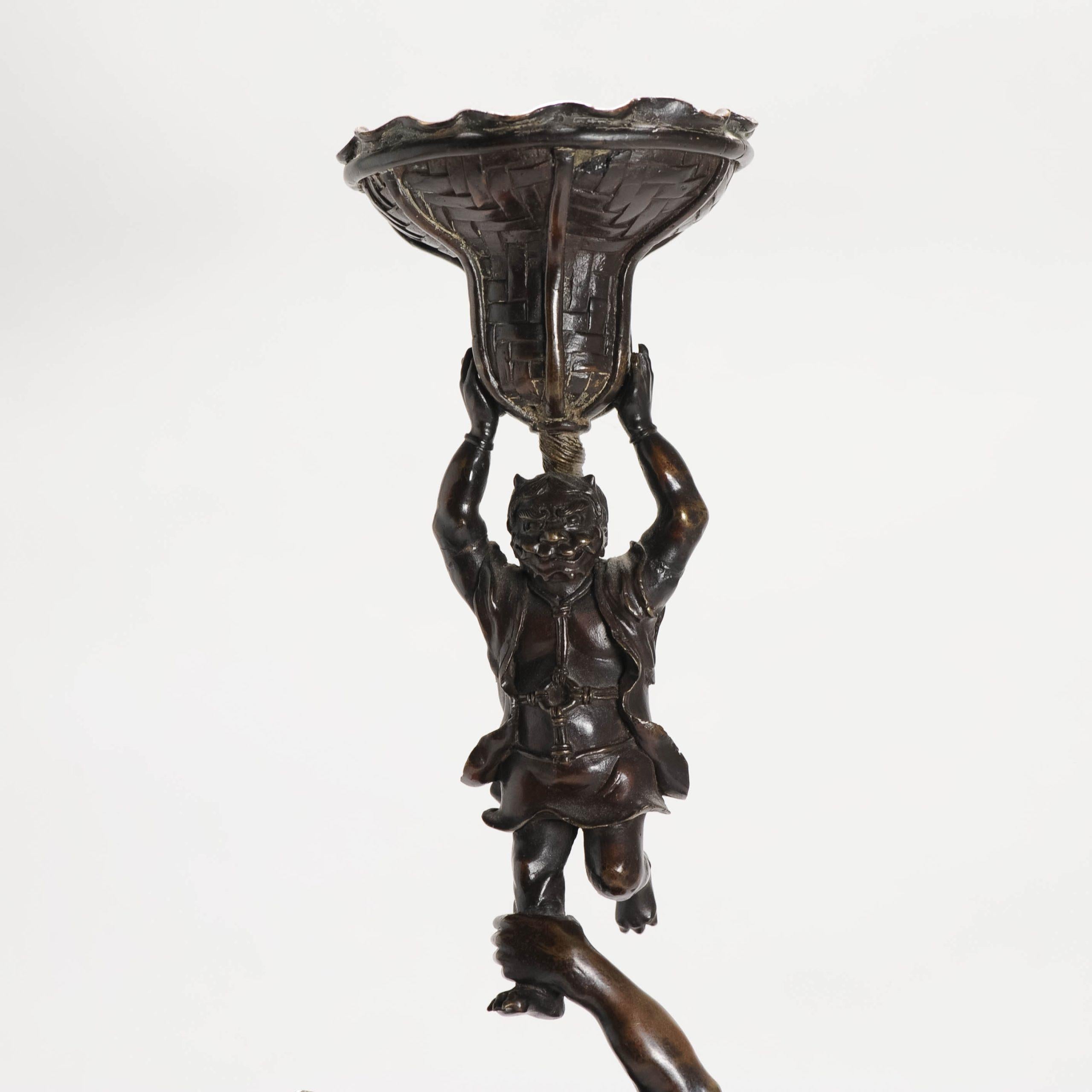 Antiker chinesischer Bronzestatuen-Kerzenhalter China Zhong Kui und Kind, 19. Jahrhundert, China (Metall) im Angebot