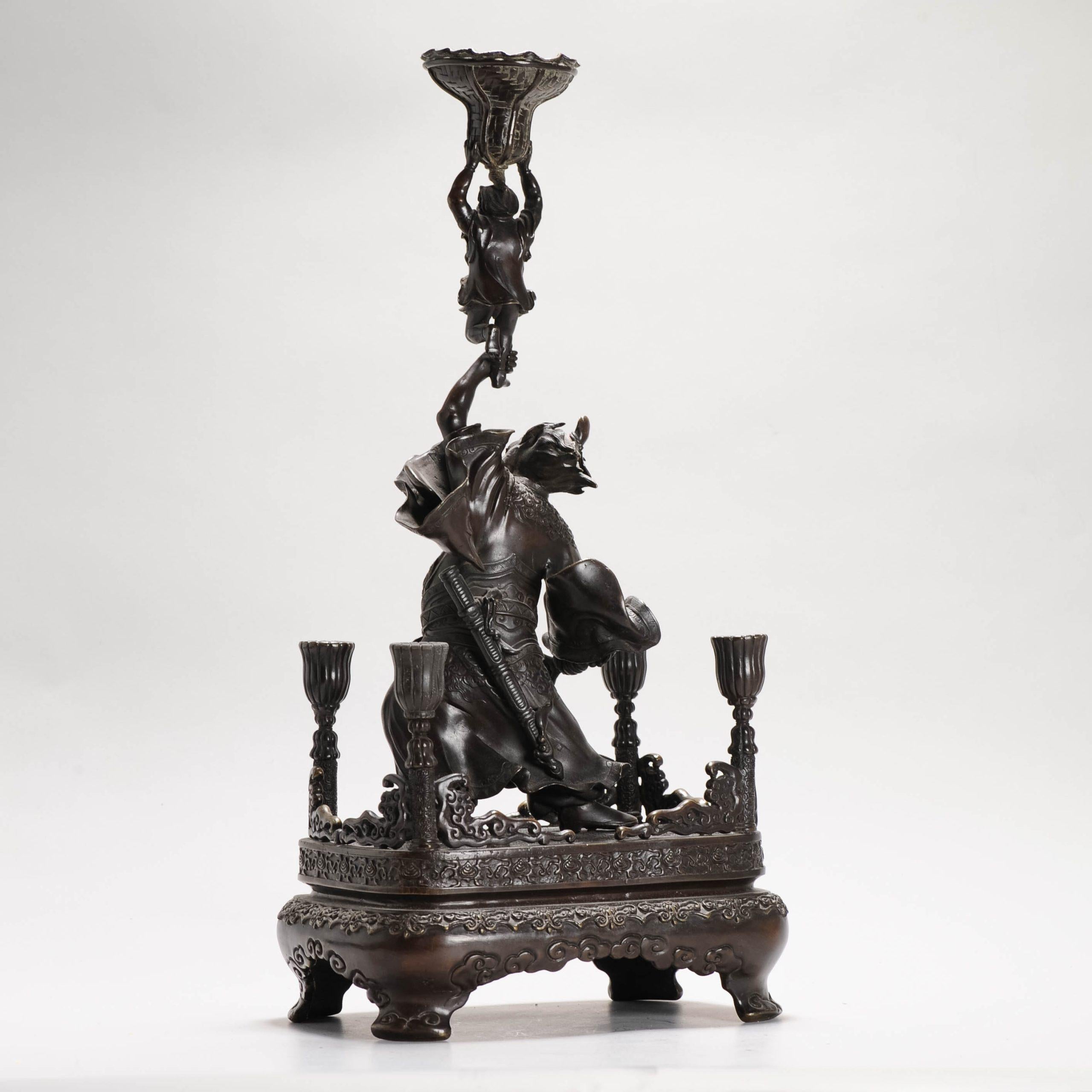 Antiker chinesischer Bronzestatuen-Kerzenhalter China Zhong Kui und Kind, 19. Jahrhundert, China im Angebot 2