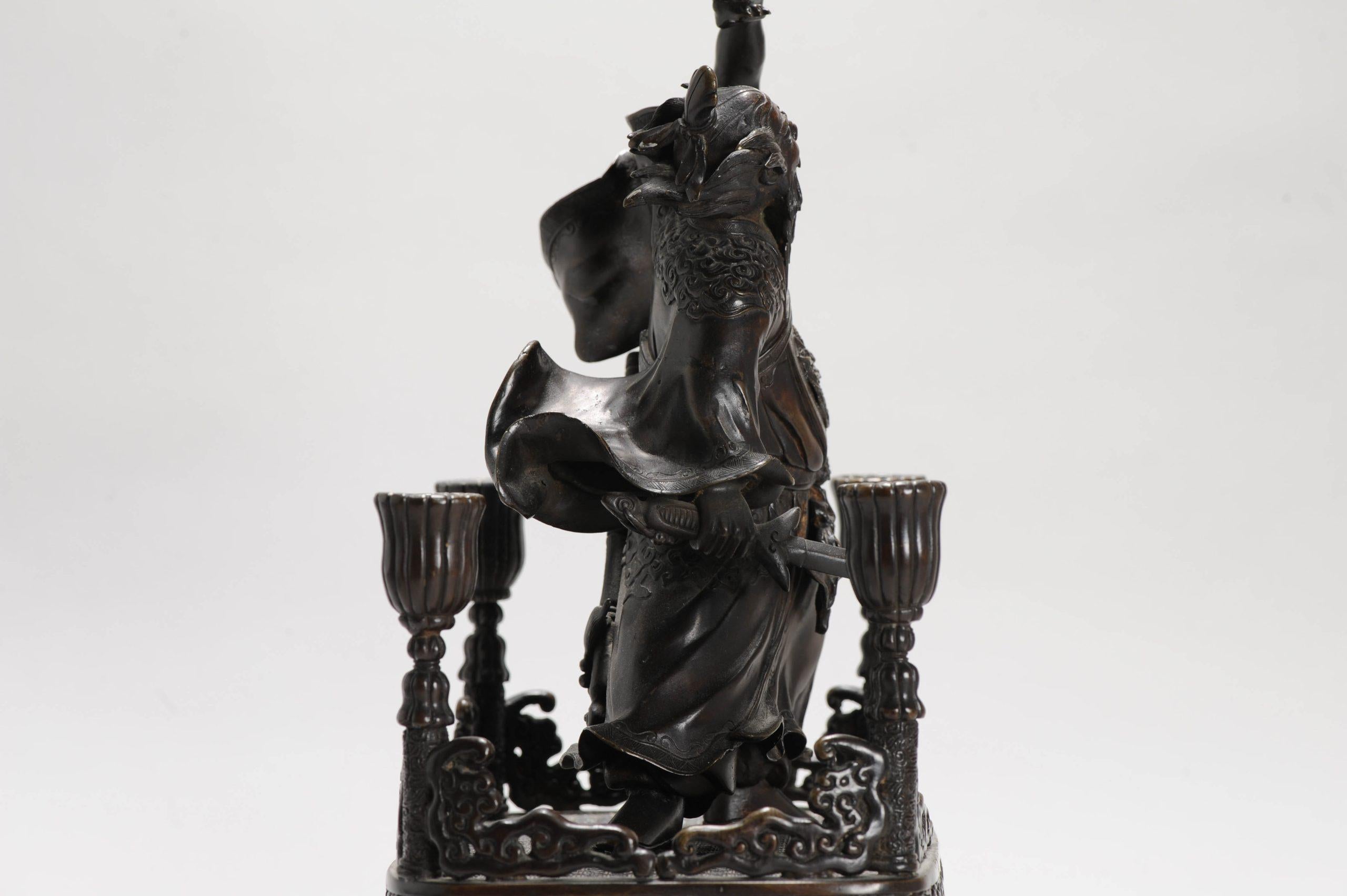 Antiker chinesischer Bronzestatuen-Kerzenhalter China Zhong Kui und Kind, 19. Jahrhundert, China im Angebot 3
