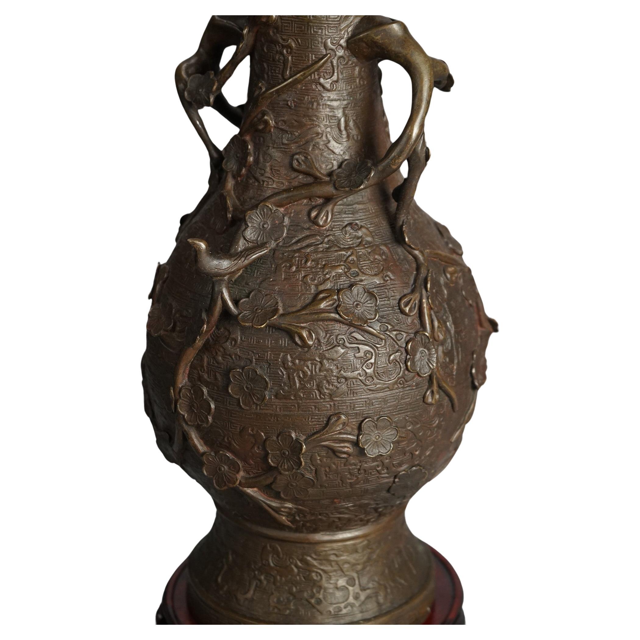 Antike chinesische Bronzevase mit floralen Elementen & Branch Form Griffe auf Holzständer C1890

Maße: 18''H x 6,75''B x 6,75''T