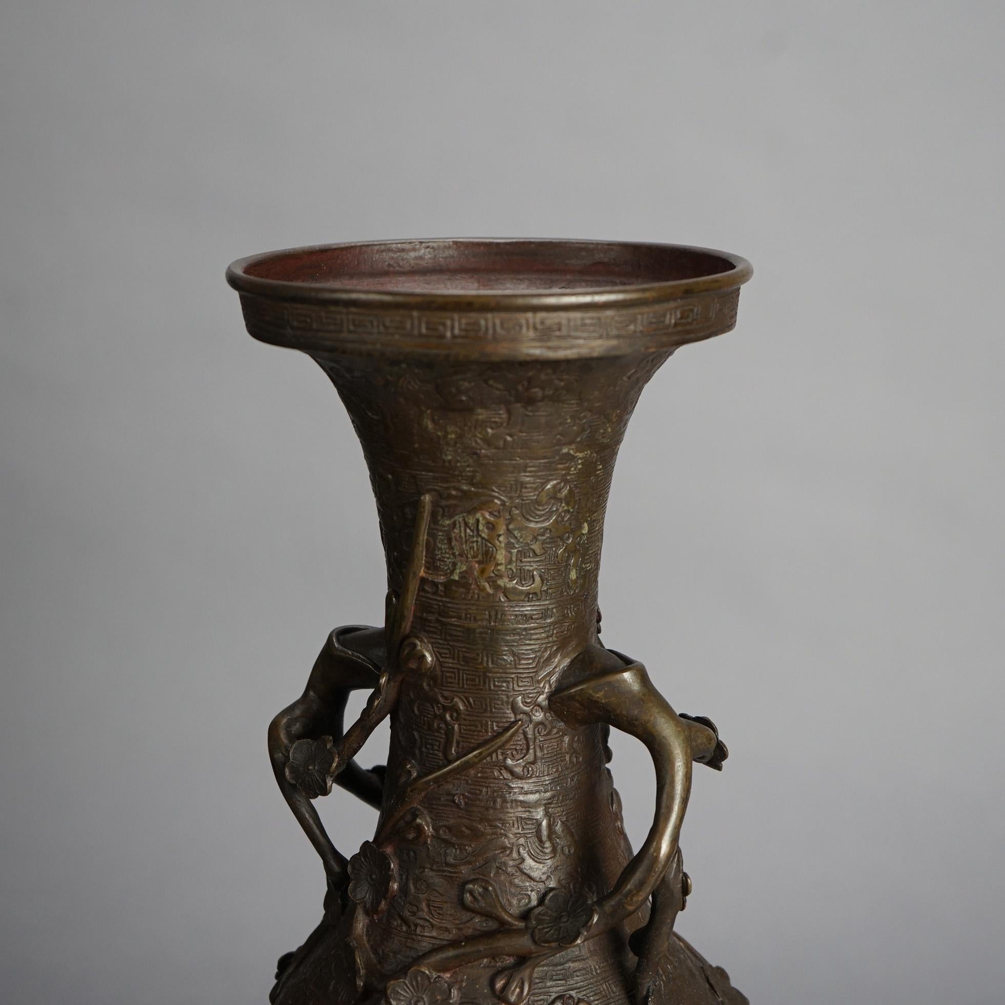 Antike chinesische Bronzevase mit Blumenschmuck auf hölzernem Stand C1890 im Angebot 2