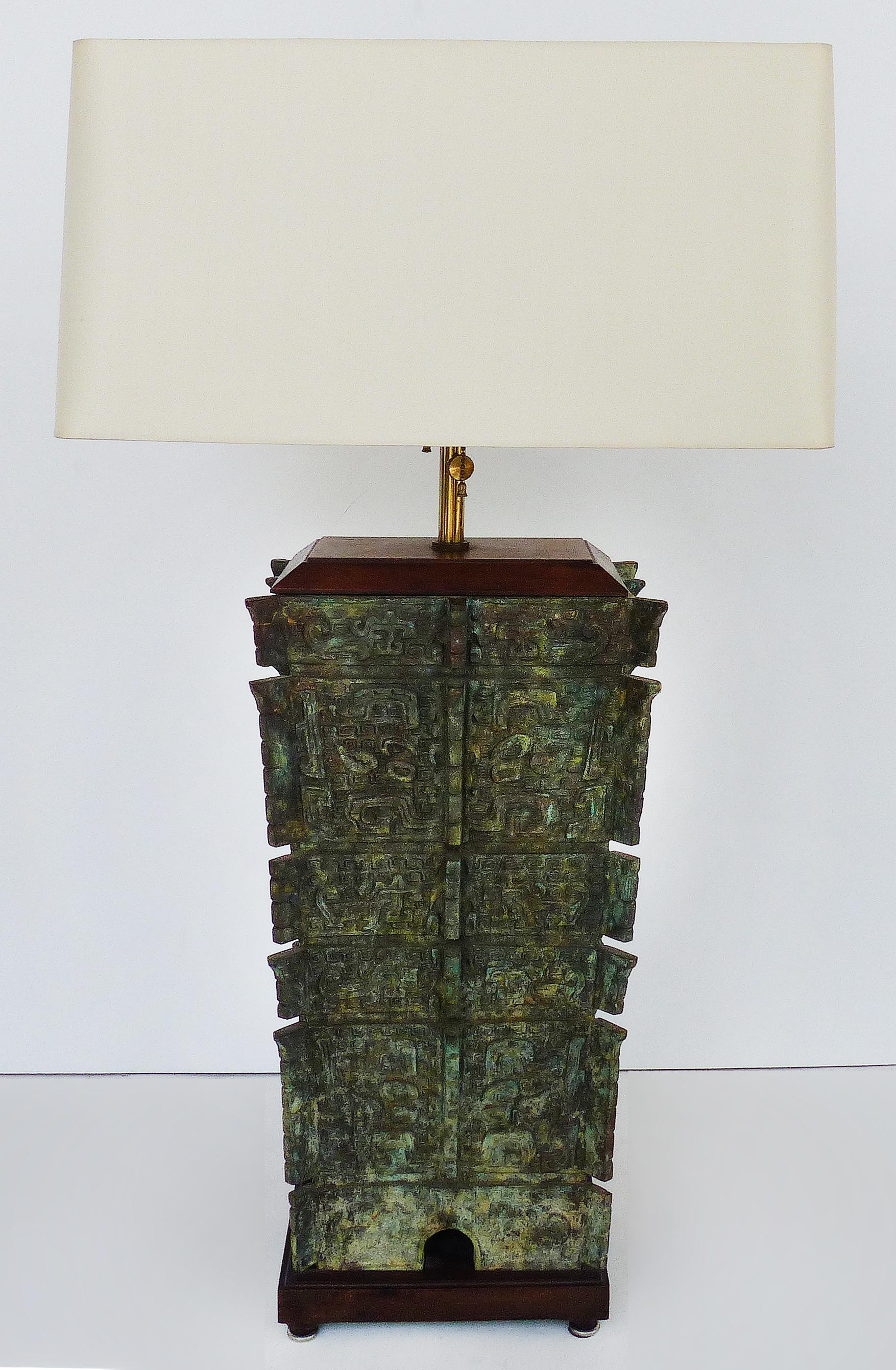 Laiton Paire de vases chinois anciens en bronze montés en lampes