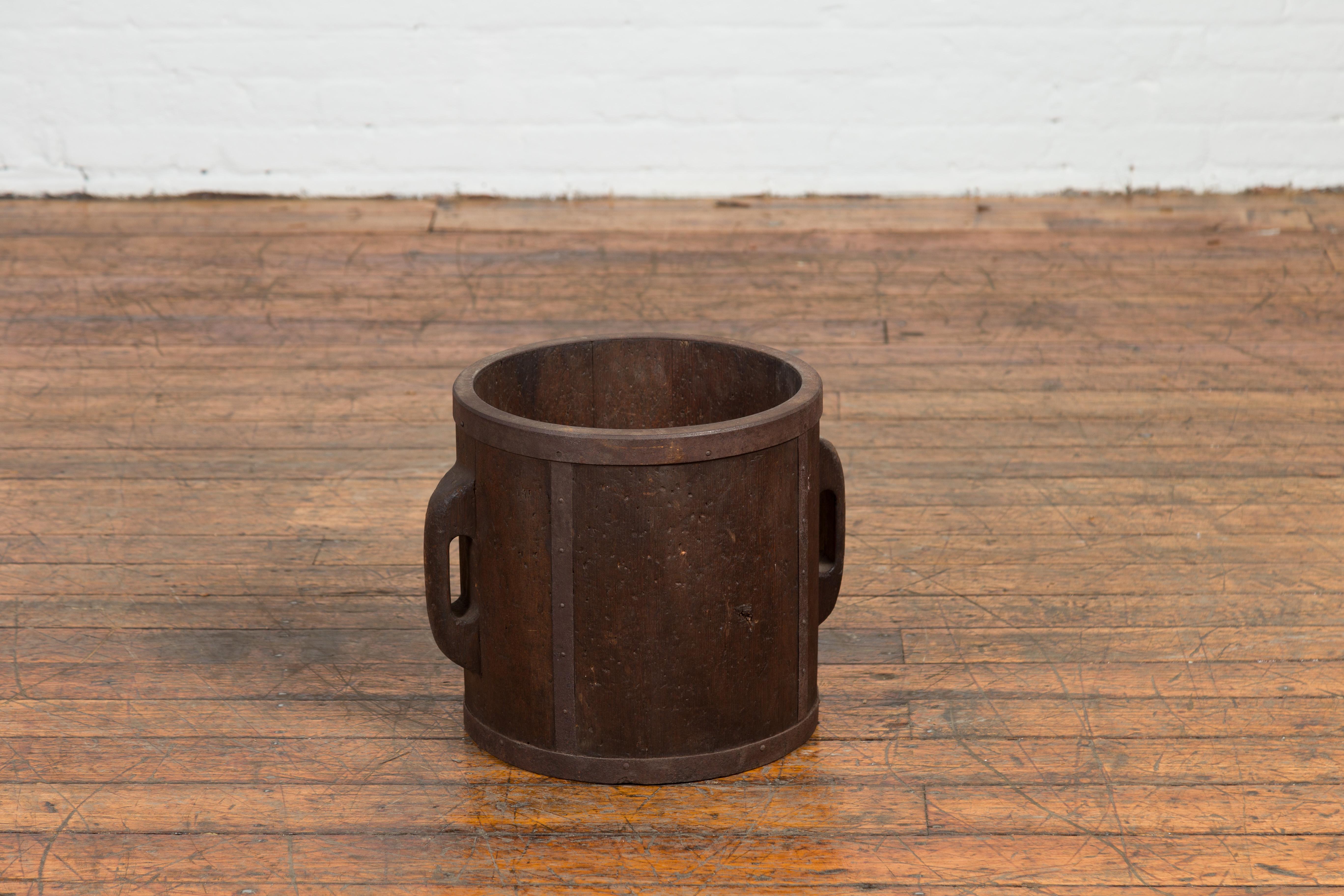 Bois Ancienne tasse à mesurer de grain brun chinoise avec supports en métal et poignées ultérieures