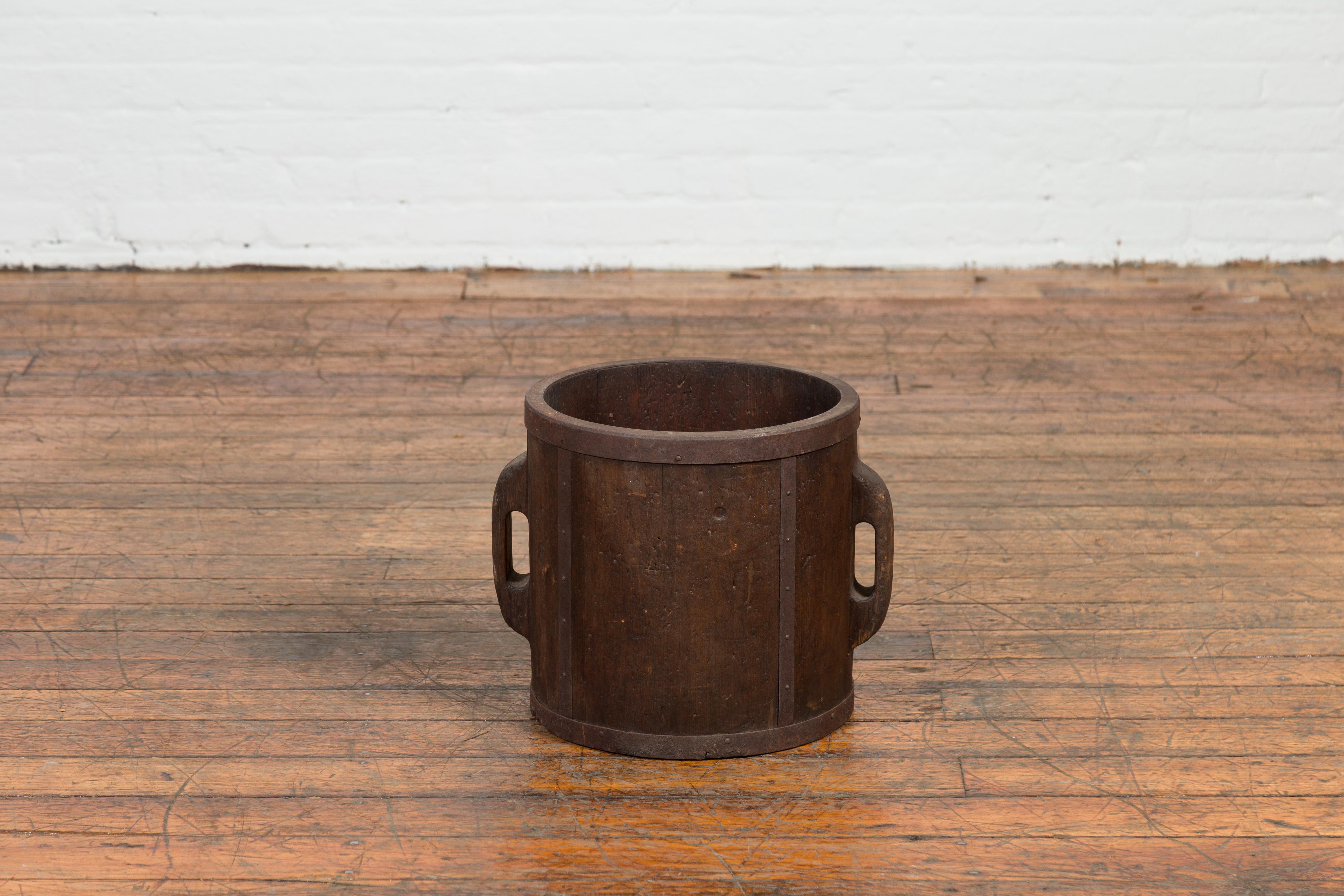 Ancienne tasse à mesurer de grain brun chinoise avec supports en métal et poignées ultérieures 2