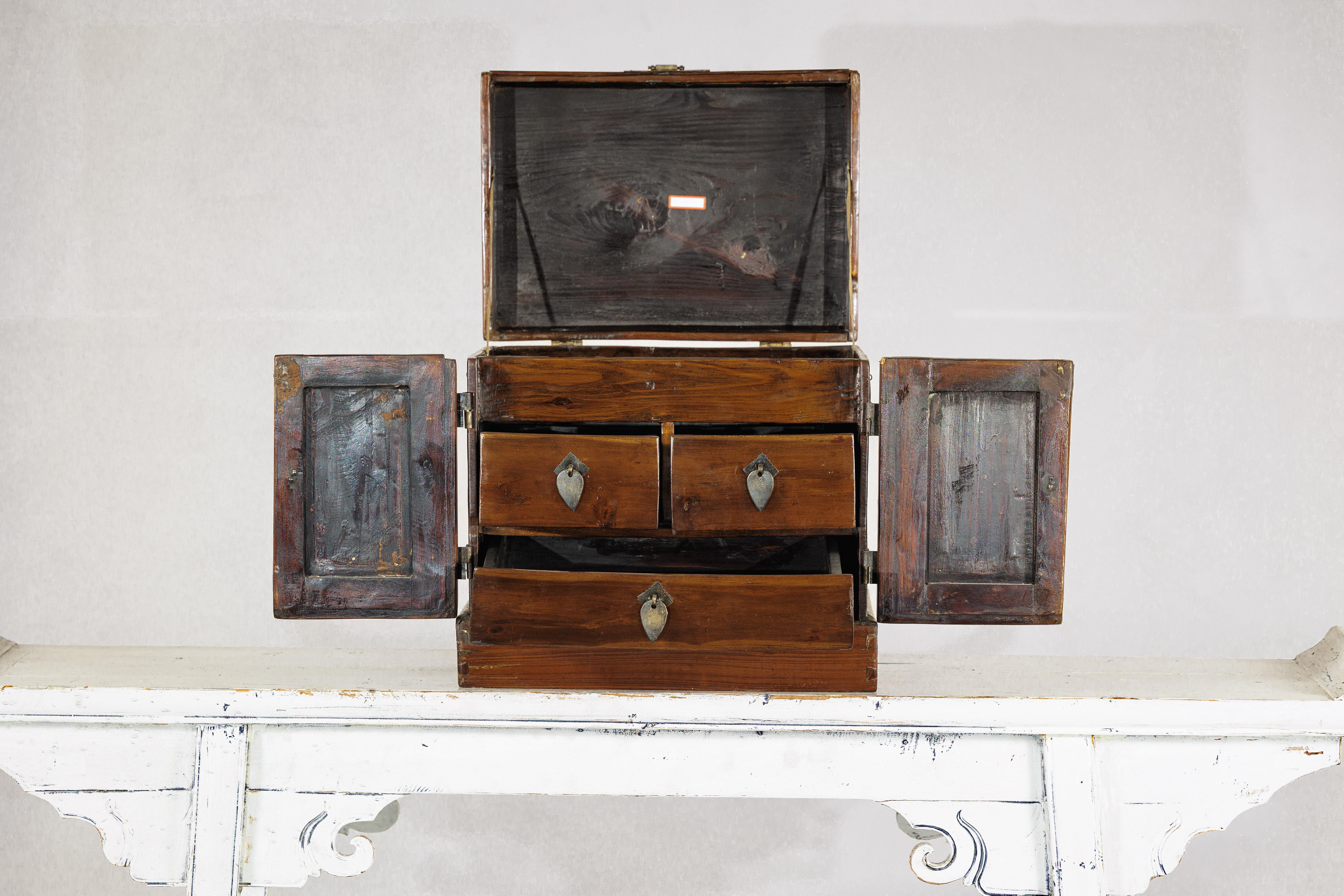 Antiguo Tocador Chino Lacado Marrón Joyero con Herrajes de Latón en venta 6