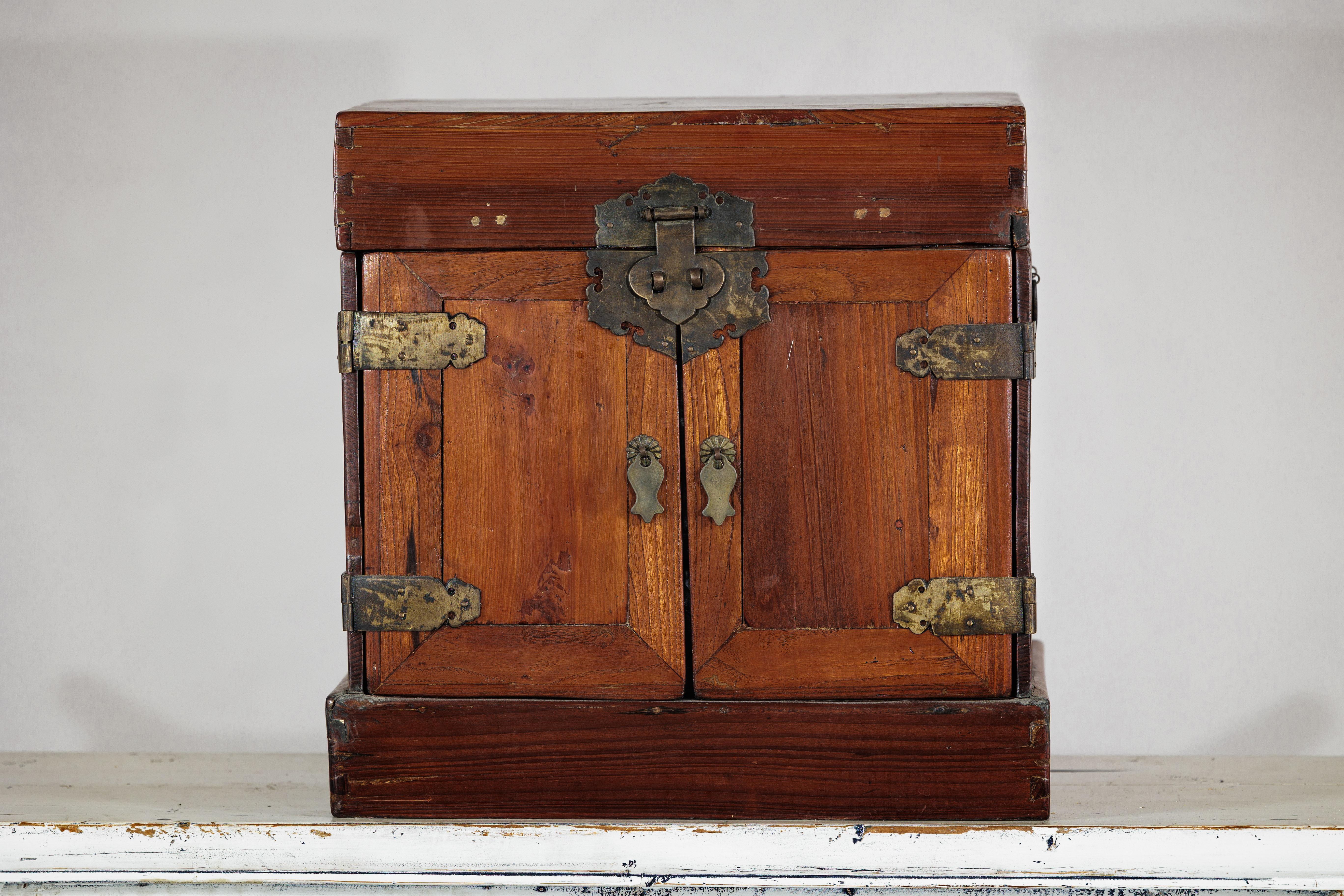 Antiguo Tocador Chino Lacado Marrón Joyero con Herrajes de Latón en venta 7