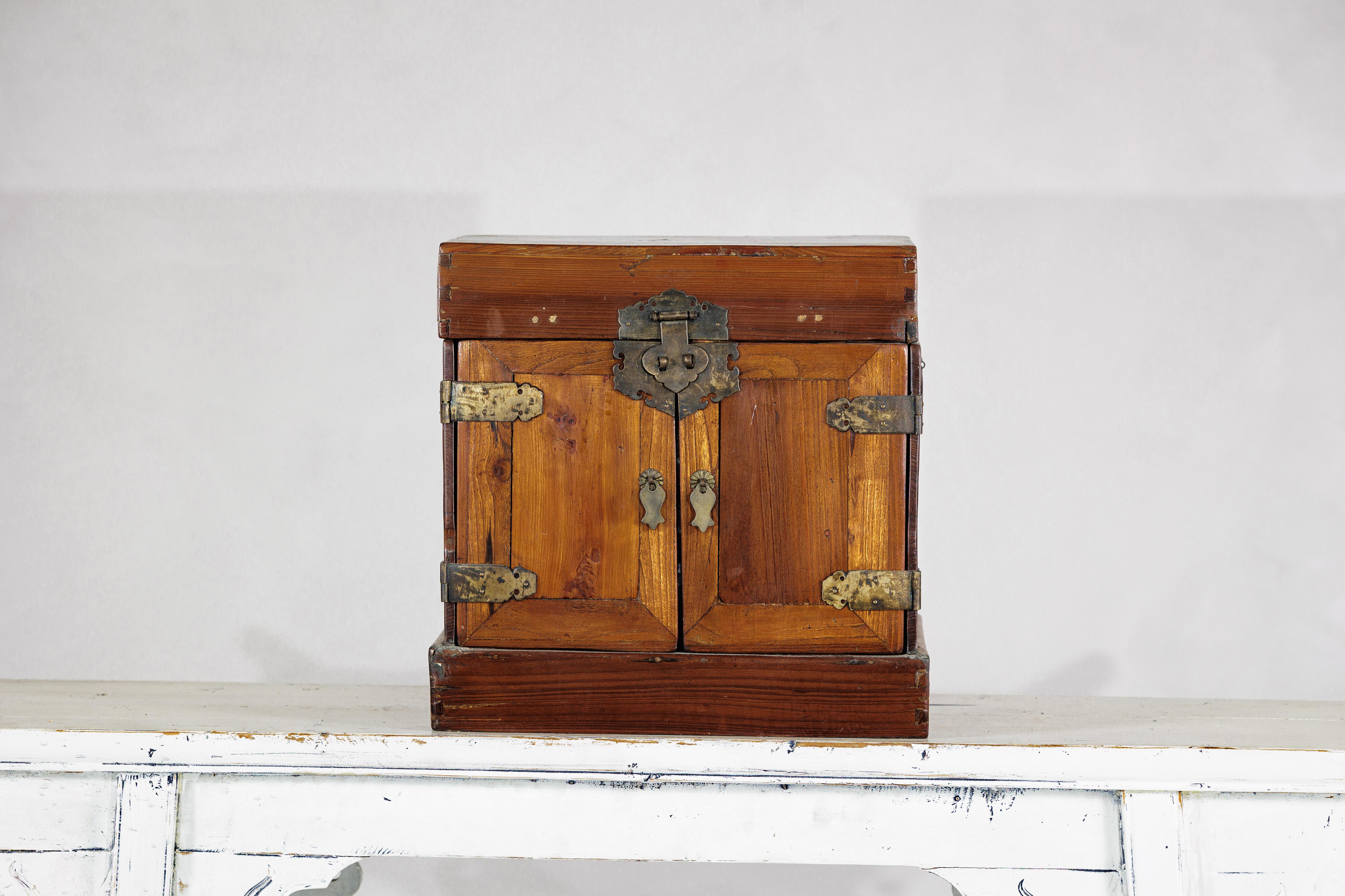 Antiguo Tocador Chino Lacado Marrón Joyero con Herrajes de Latón en venta 9