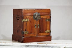 Antiguo Tocador Chino Lacado Marrón Joyero con Herrajes de Latón