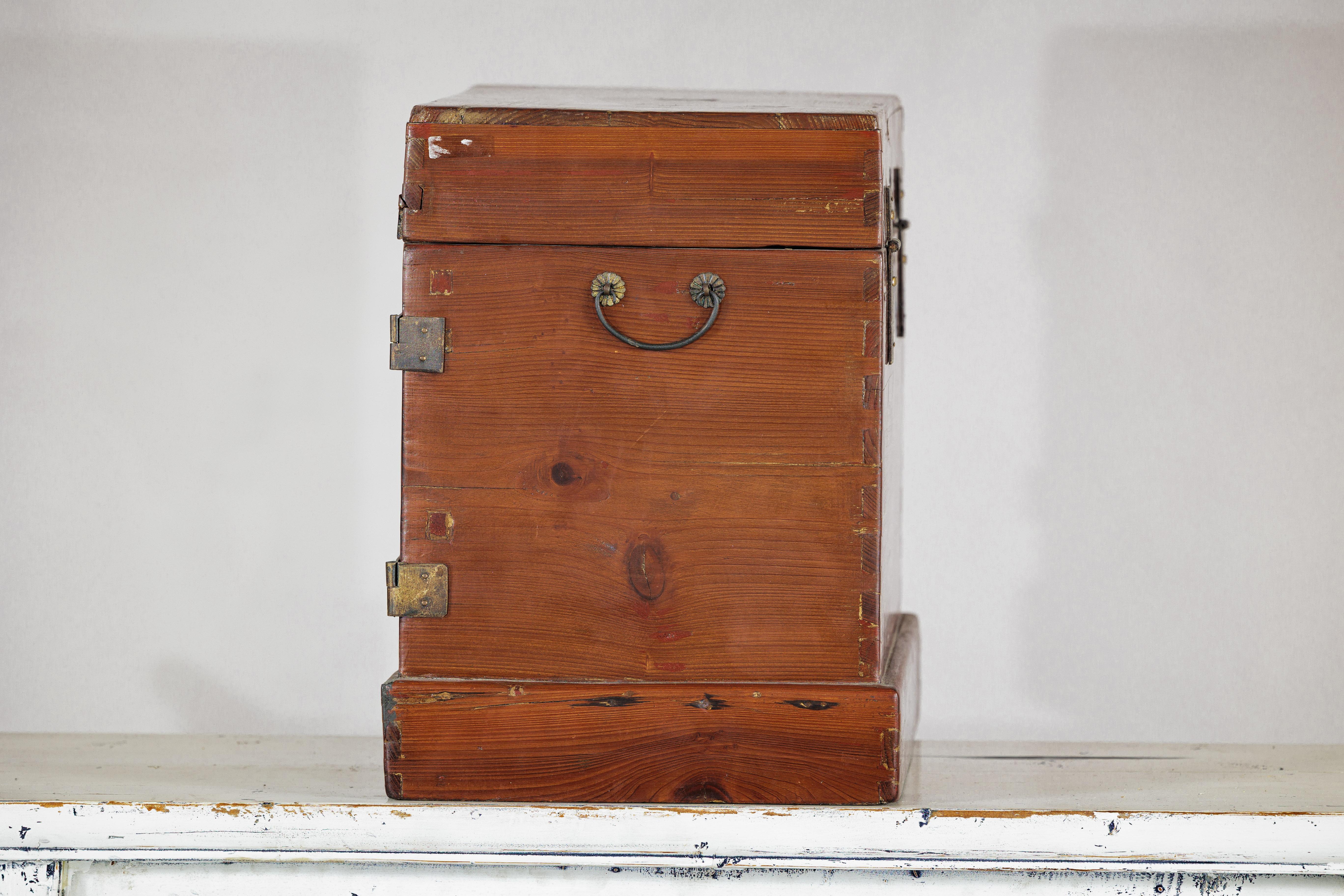 Antiguo Tocador Chino Lacado Marrón Joyero con Herrajes de Latón siglo XX en venta