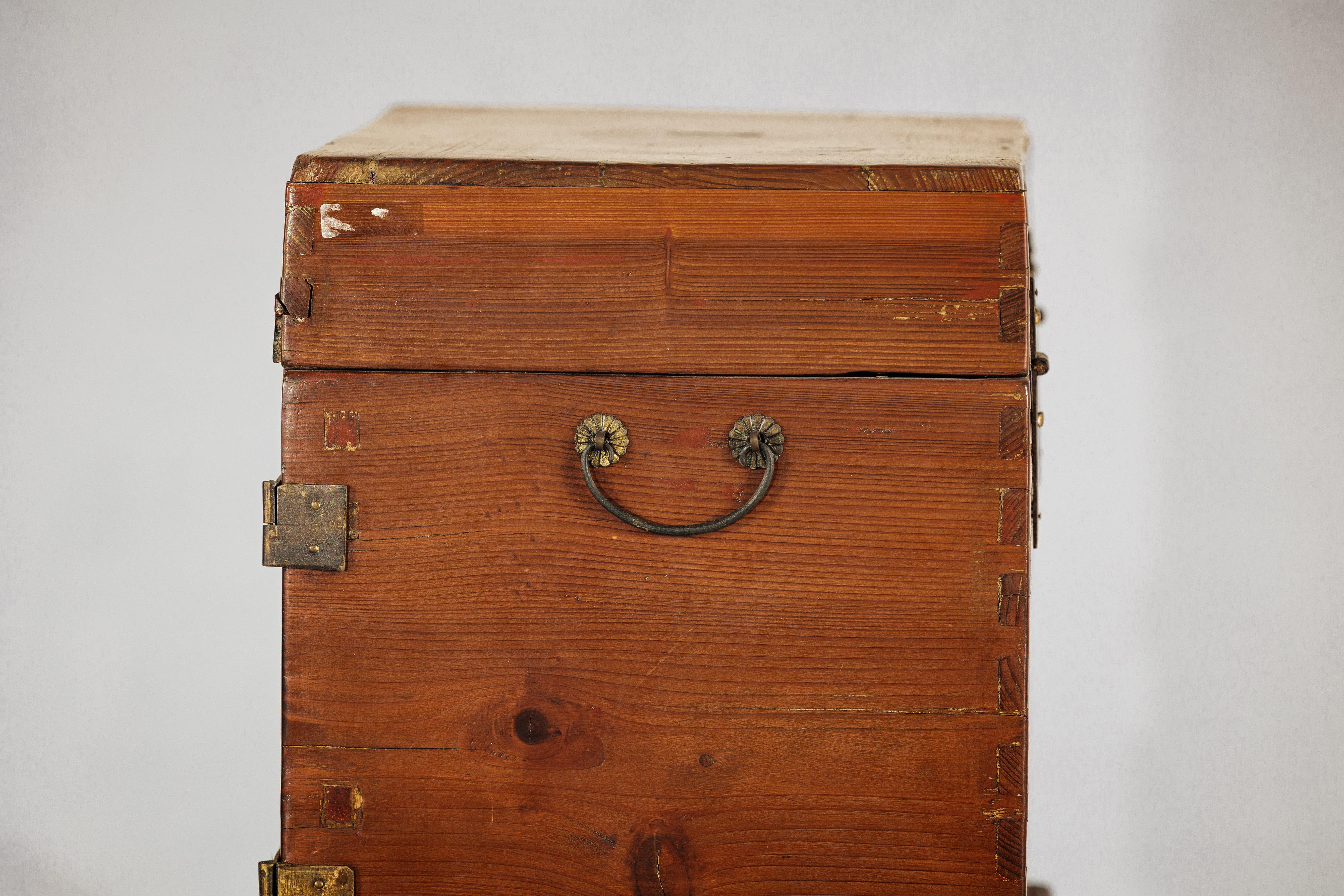 Antiguo Tocador Chino Lacado Marrón Joyero con Herrajes de Latón en venta 1
