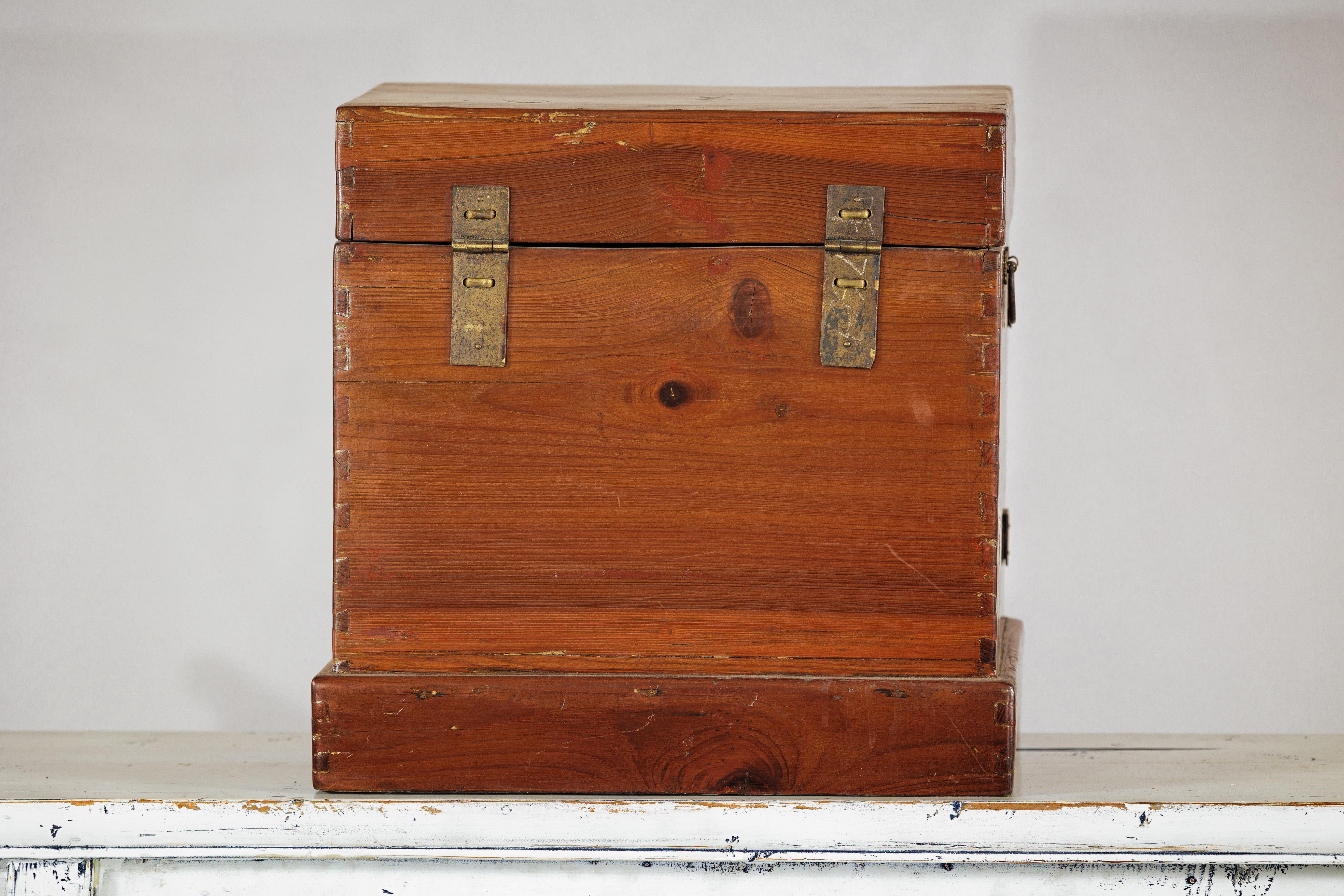 Antiguo Tocador Chino Lacado Marrón Joyero con Herrajes de Latón en venta 2