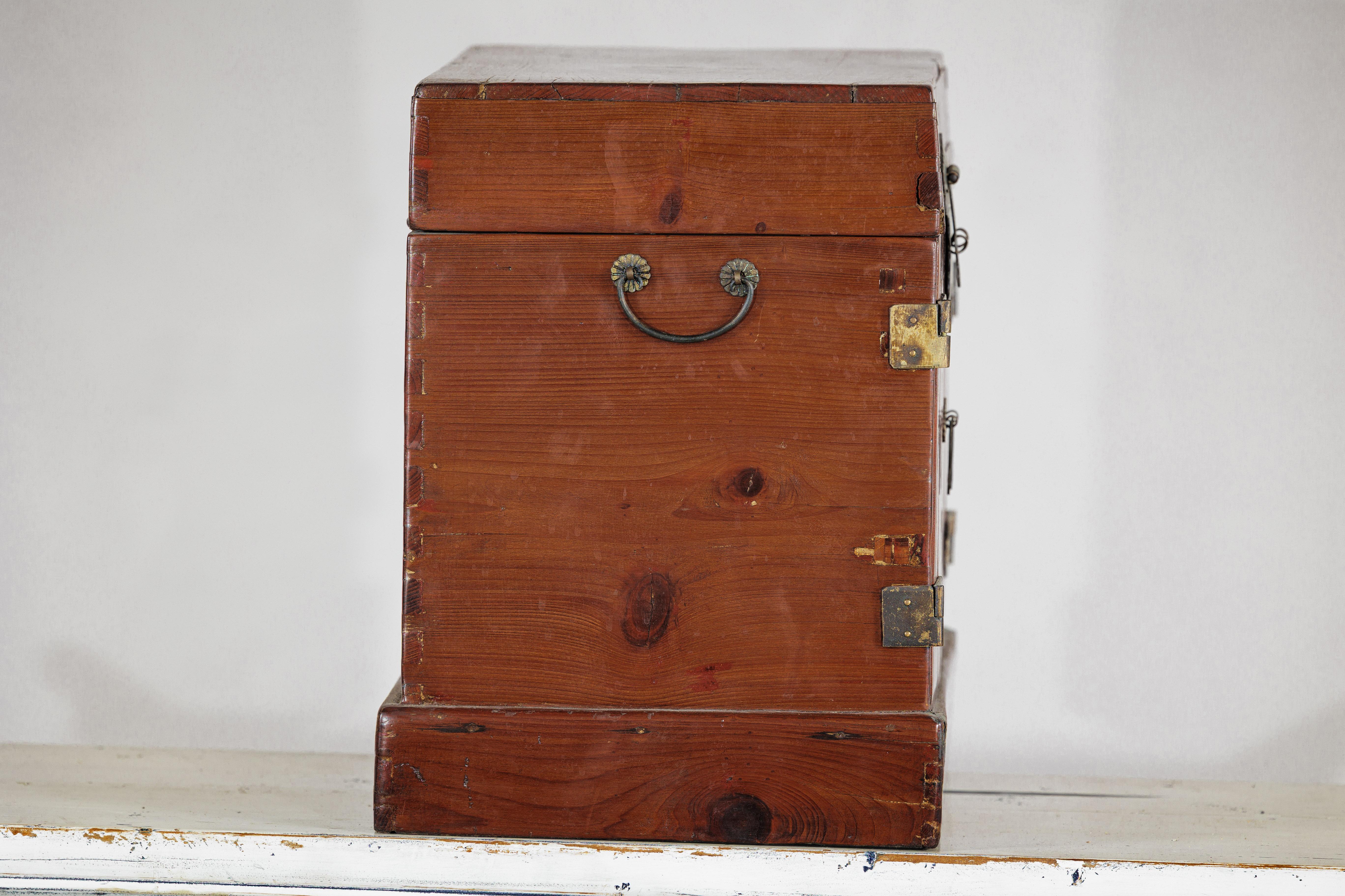 Antiguo Tocador Chino Lacado Marrón Joyero con Herrajes de Latón en venta 3