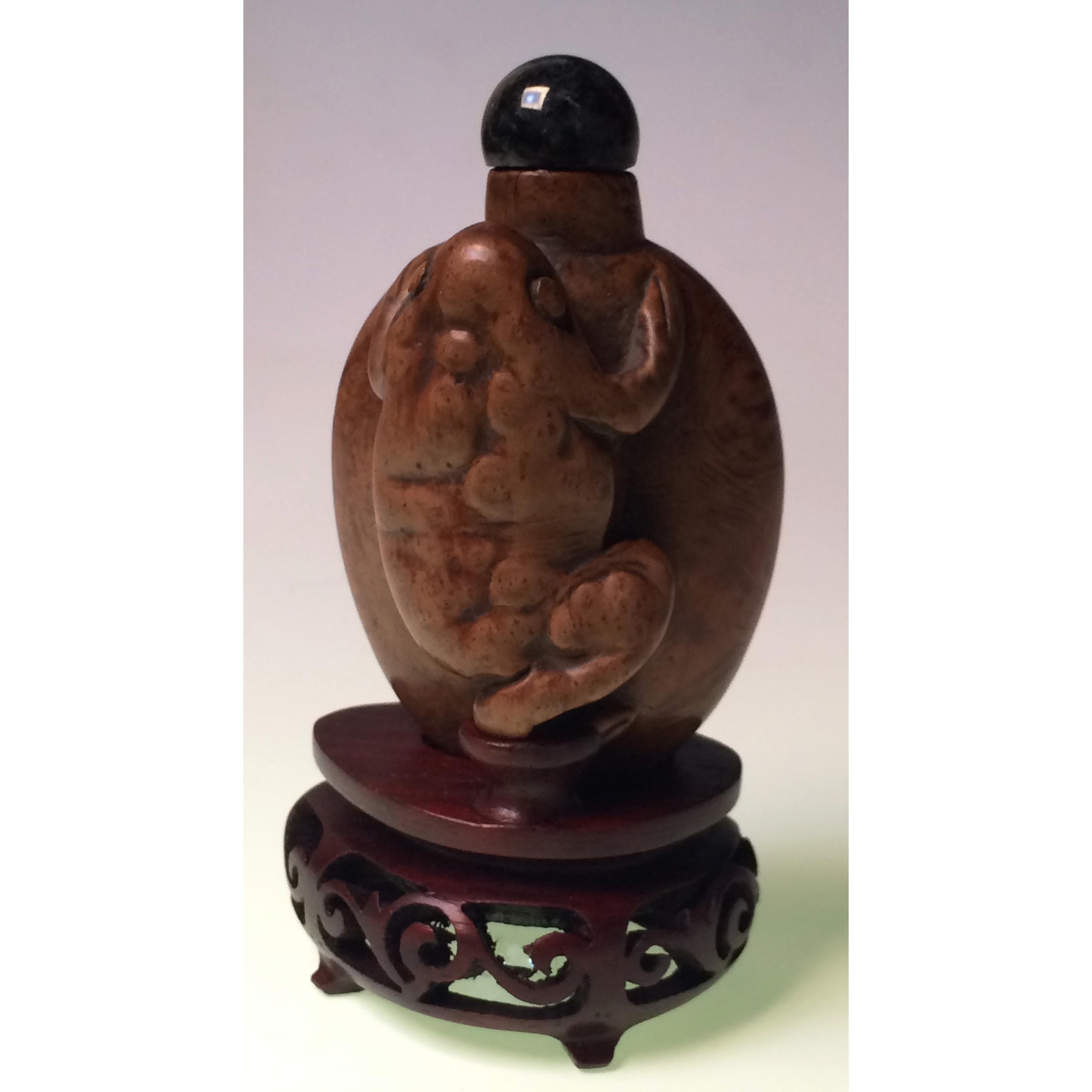 Qing Antique Chinese Burl Wood Snuff Bottle with a Large Three-Legged Toad For Sale
