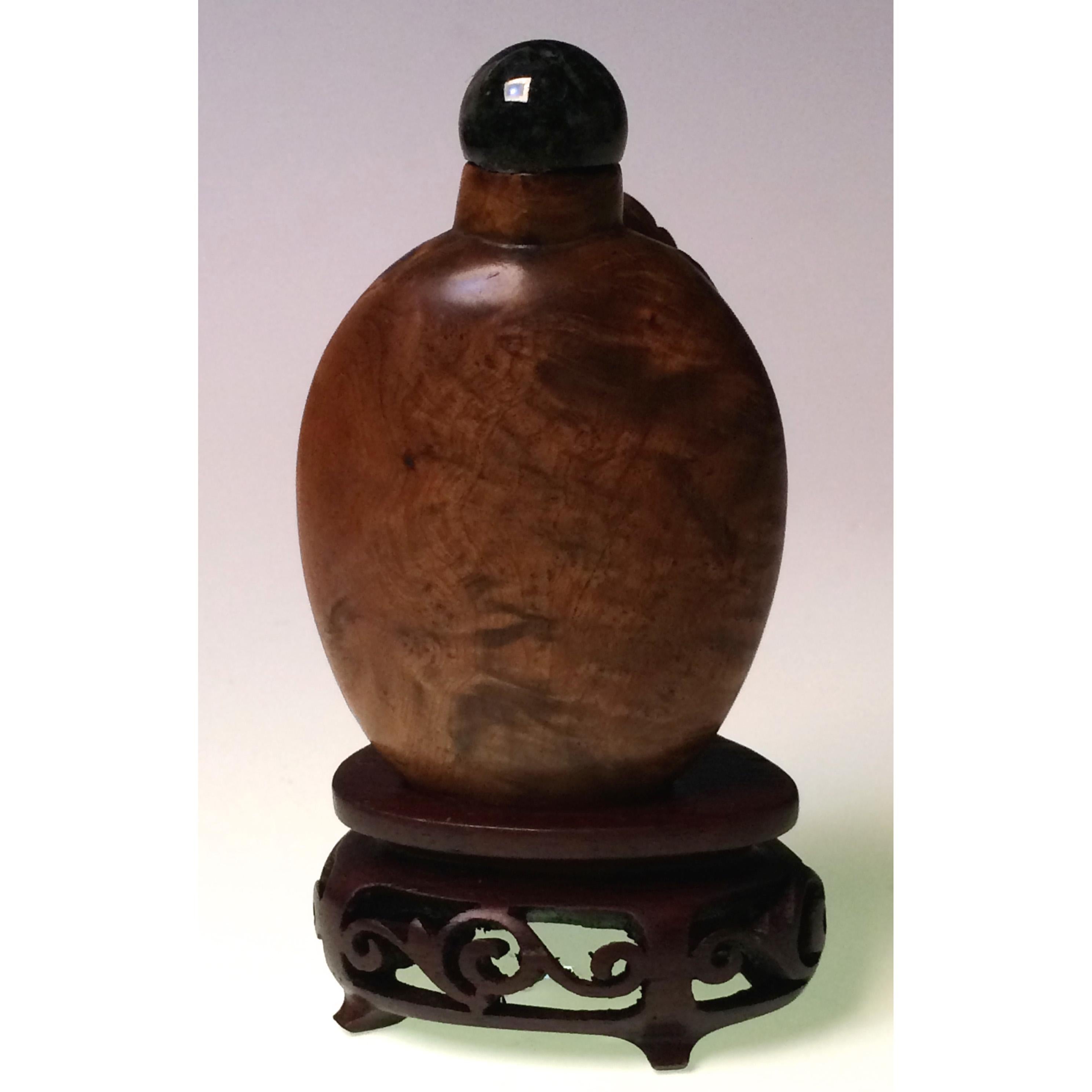 Antique Chinese Burl Wood Snuff Bottle with a Large Three-Legged Toad In Good Condition For Sale In New York, NY