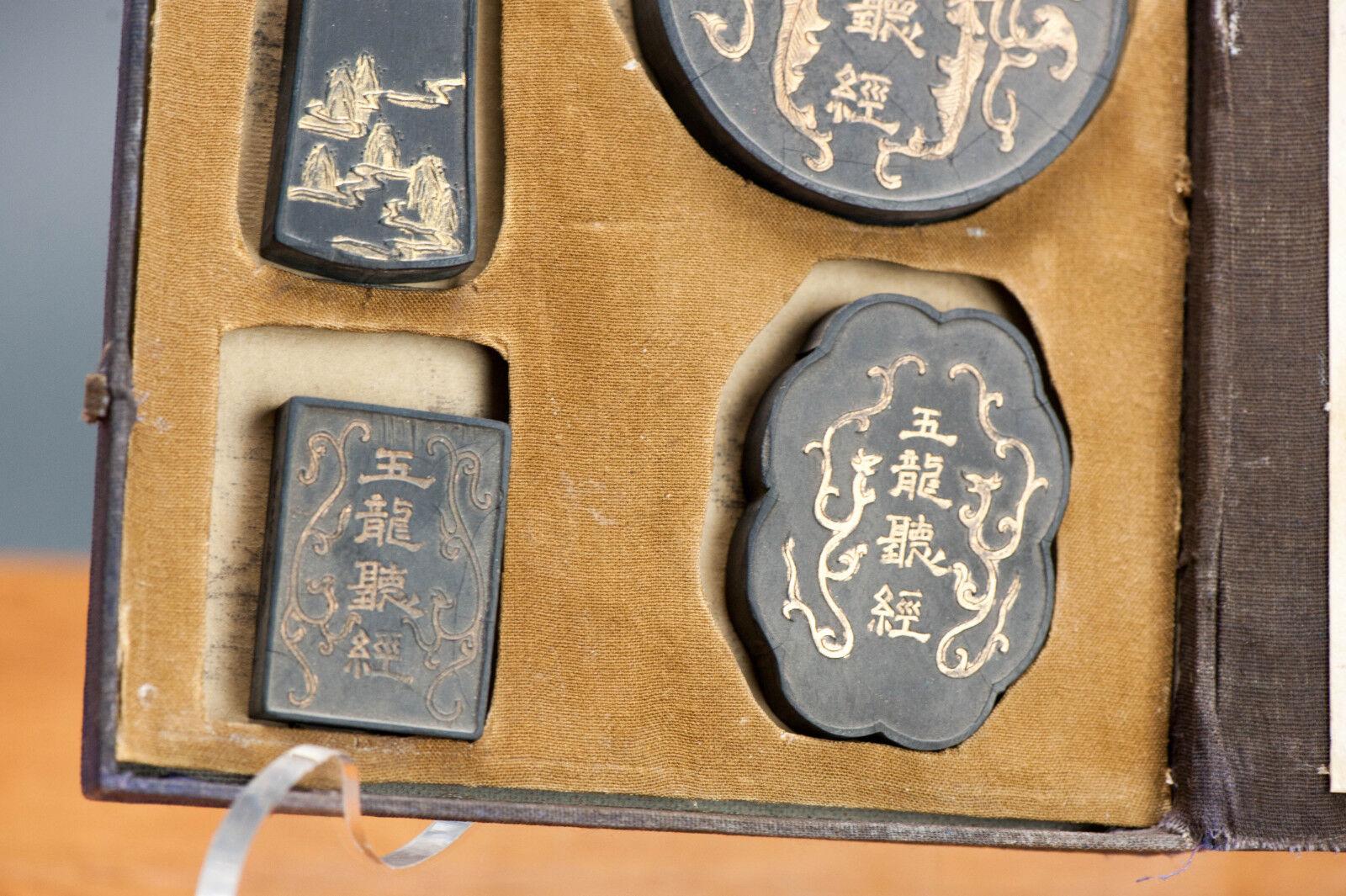 Antike chinesische Kalligraphie-Tintensteine in Schachtel in hervorragendem Zustand, ca. 1900-1930 im Zustand „Gut“ im Angebot in Amsterdam, Noord Holland
