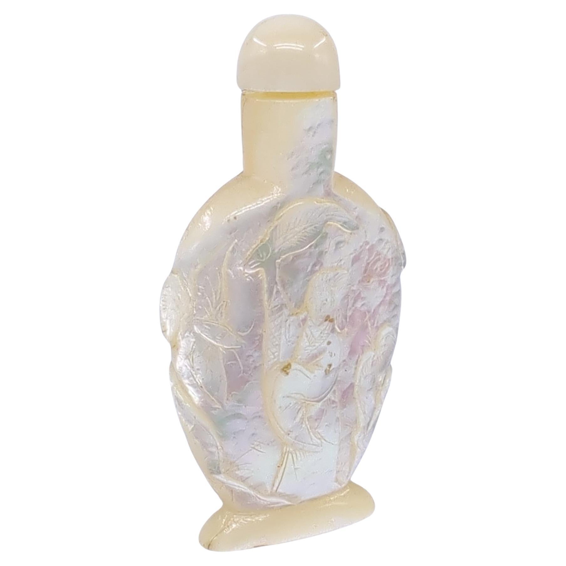 Antique Chinese Cameo Carved Mother-Of-Pearl MOP Snuff Bottle PRoC 5/6/7 period In Good Condition For Sale In Richmond, CA