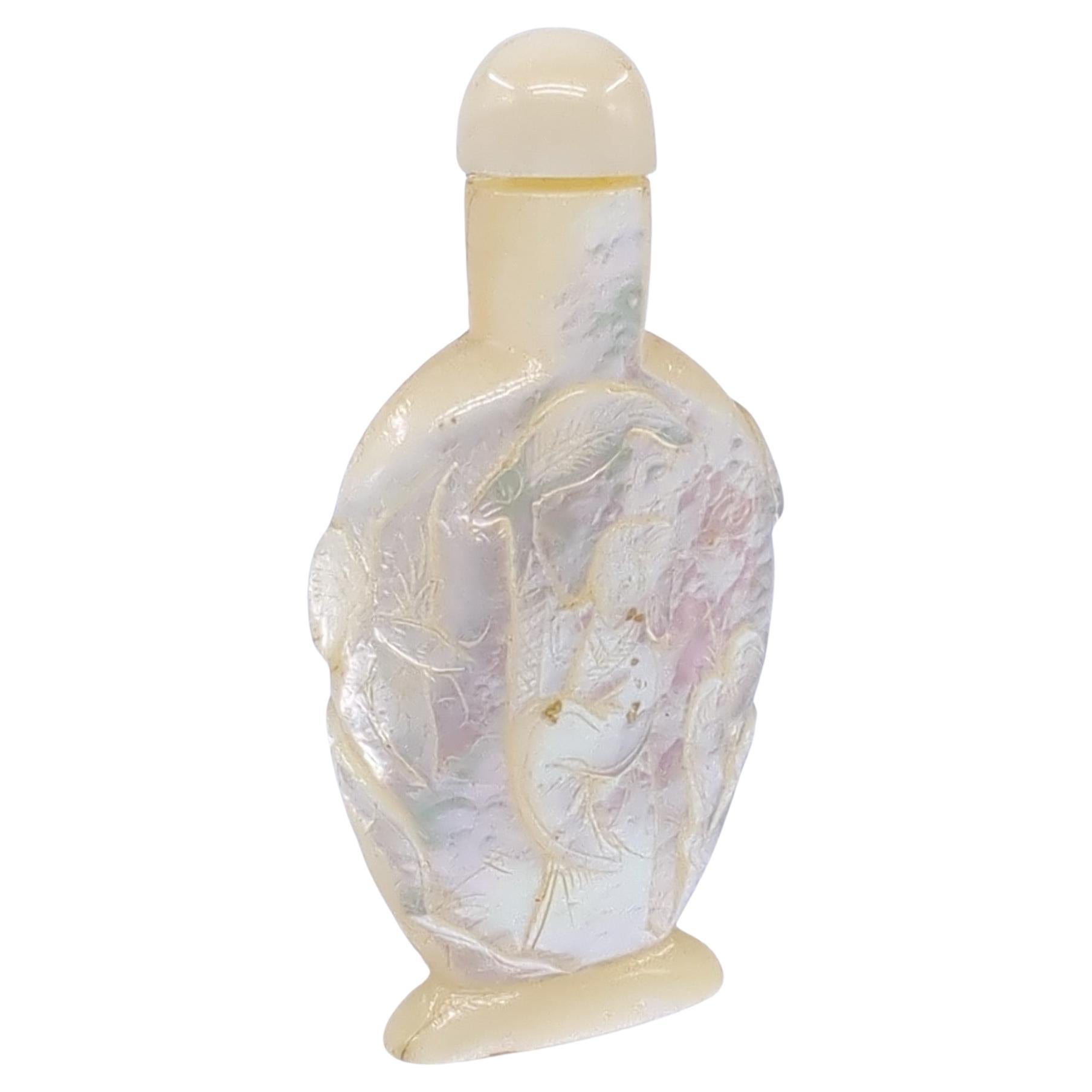 Chinois Bouteille de manchette chinoise ancienne camée sculptée en nacre MOP Période 5/6/7 en vente