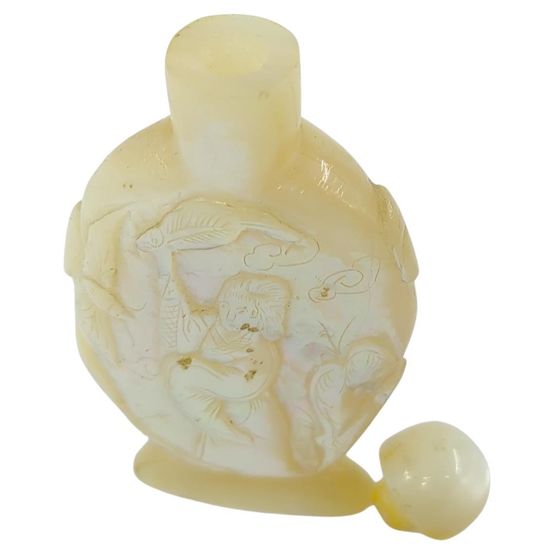 Bouteille de manchette chinoise ancienne camée sculptée en nacre MOP Période 5/6/7 en vente 1