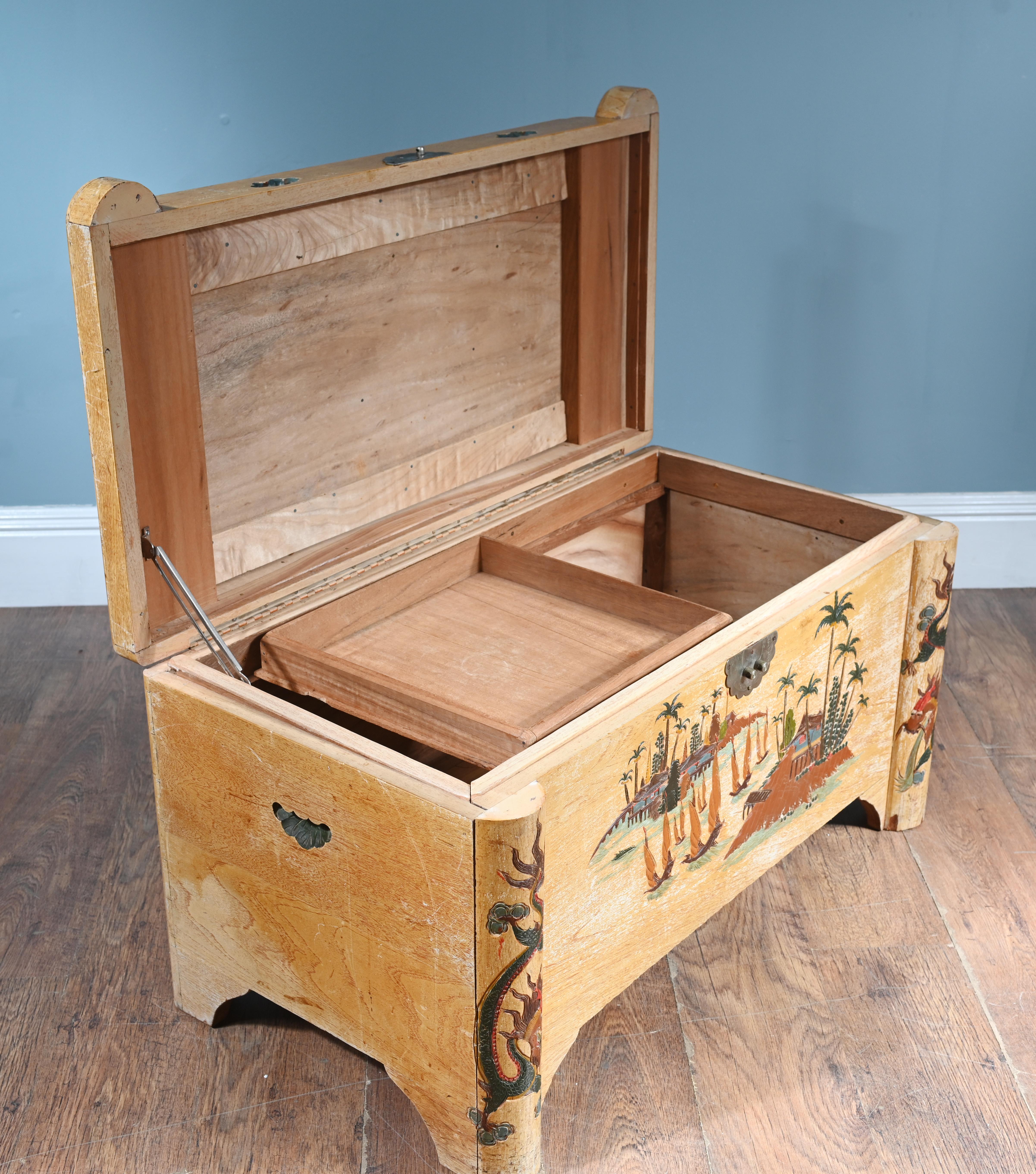 Legno Antico forziere cinese per bagagli dipinto nel 1910 in vendita