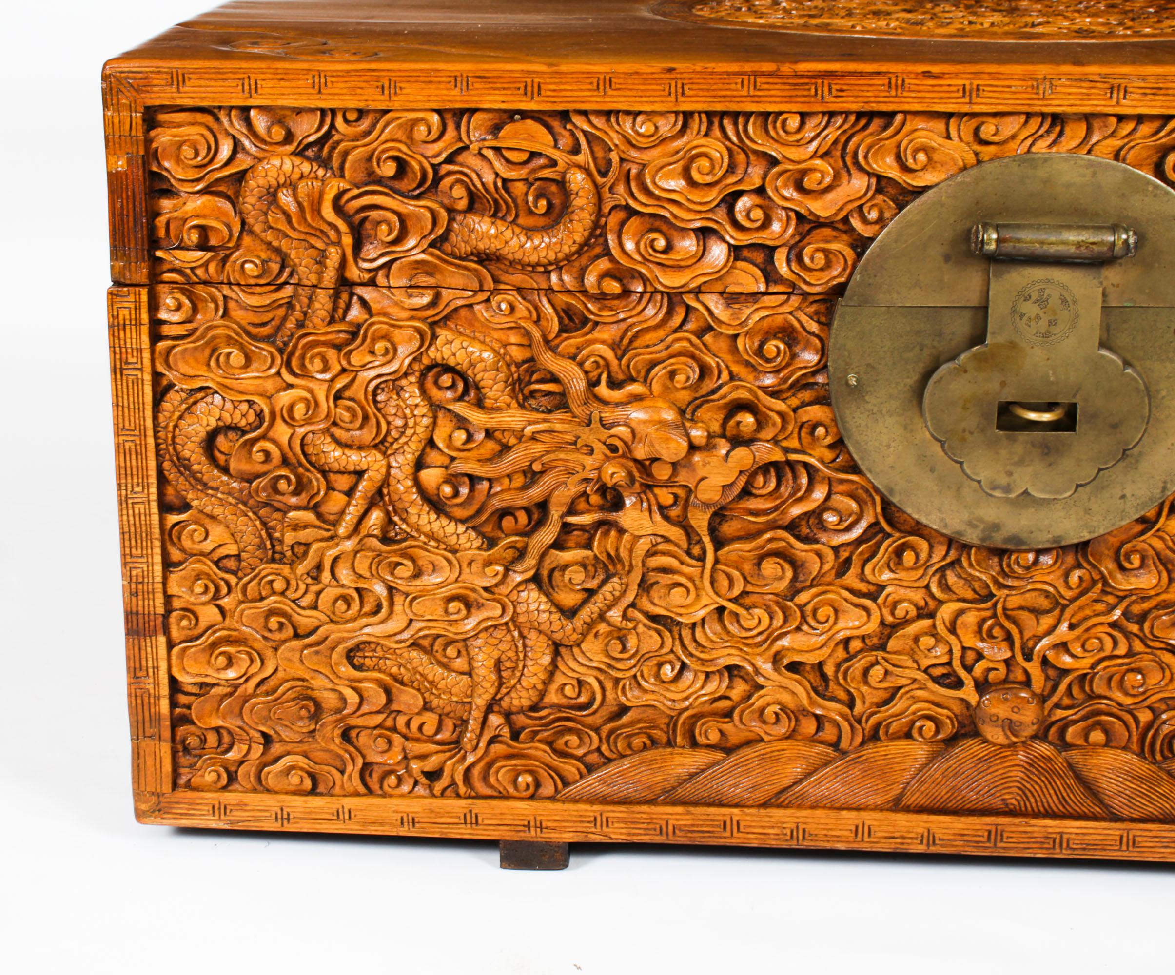Antiguo baúl chino de madera de alcanfor Mesa de centro artesonada S. XIX en venta 5