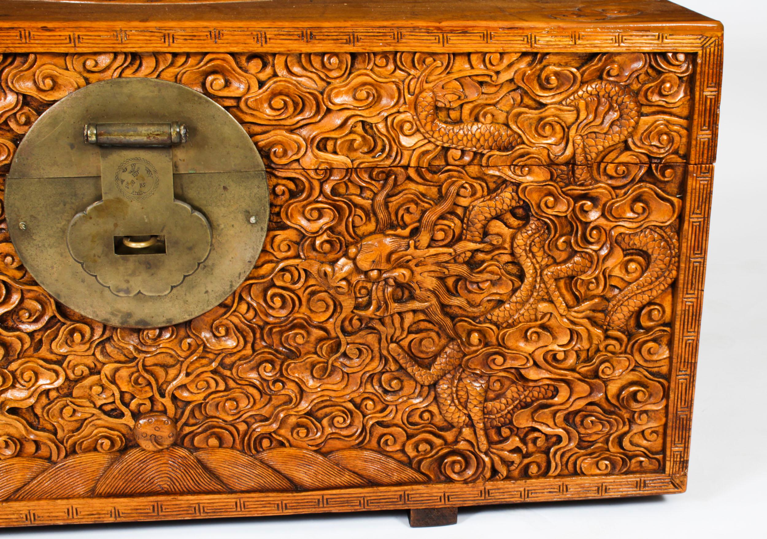 Antiguo baúl chino de madera de alcanfor Mesa de centro artesonada S. XIX en venta 6